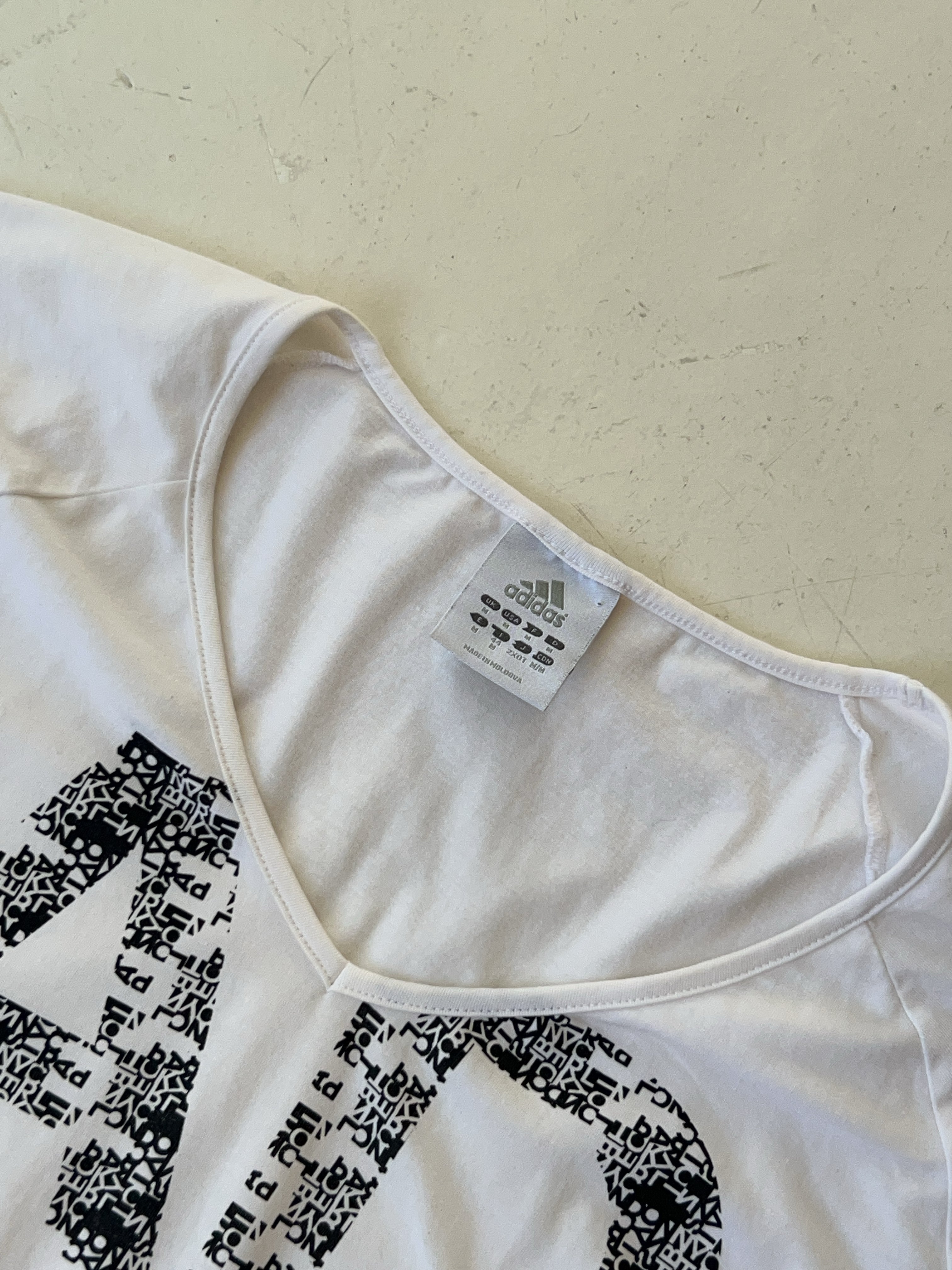 Vintage Adidas Grapic T-Shirt für Damen. Y2k Second Hand 2000s Fashion.