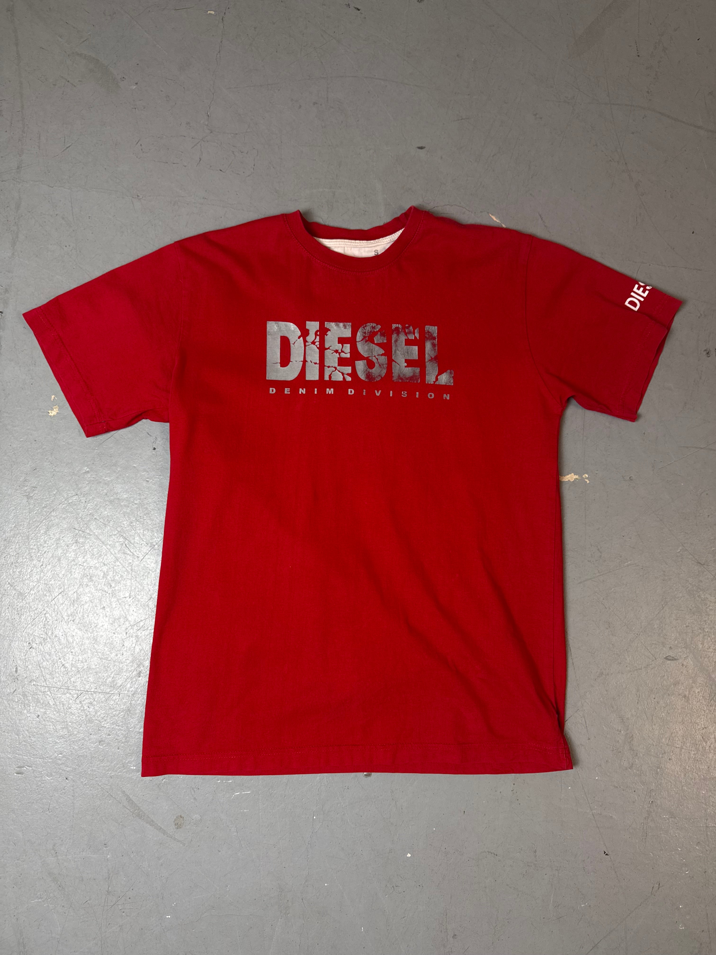 Ein vintage Diesel Shirt in rot mit Silber Diesel Logo auf der Brust 