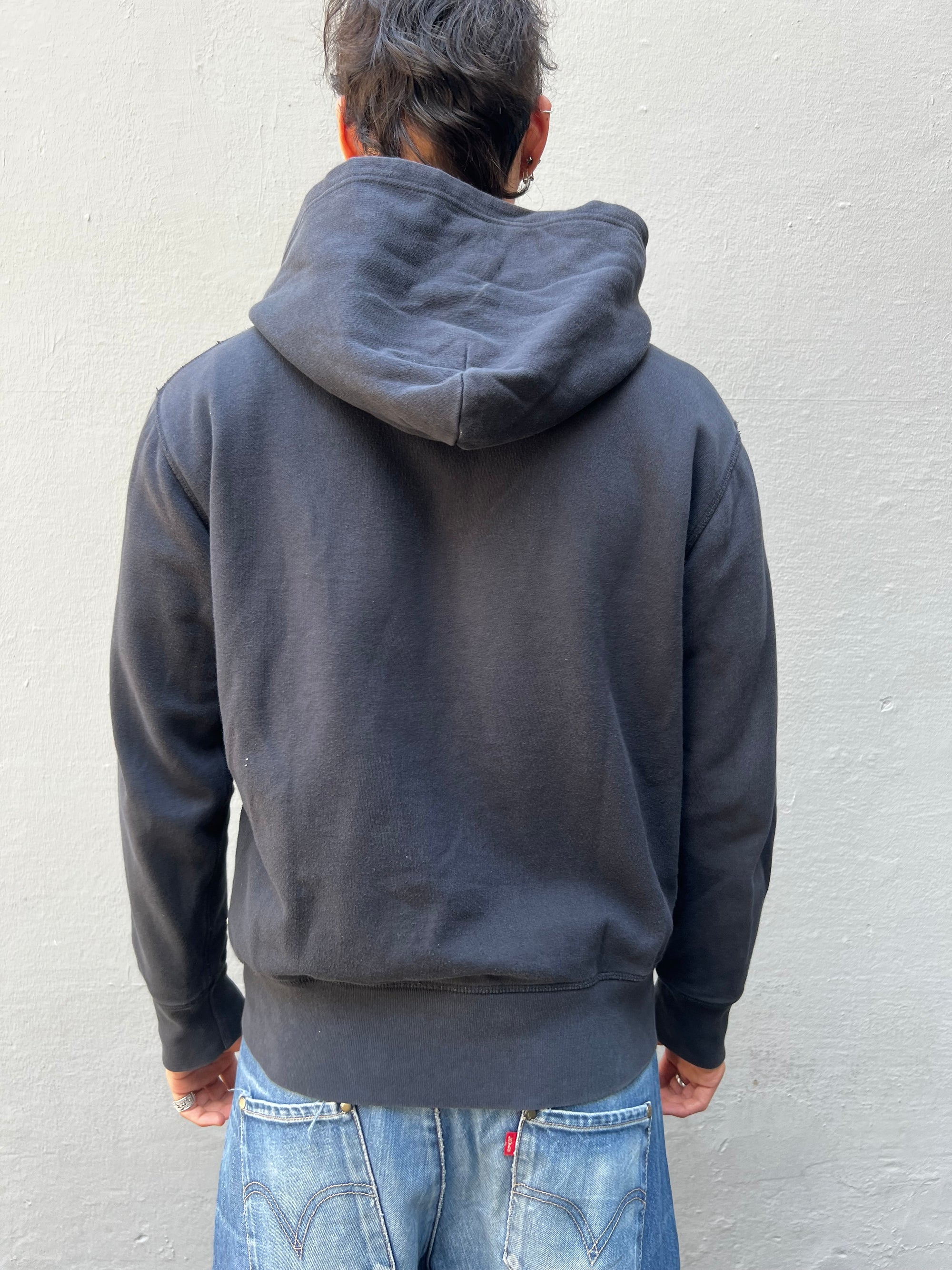 Tragebild von blauem Replay Zip Sweater von hinten vor grauer Wand
