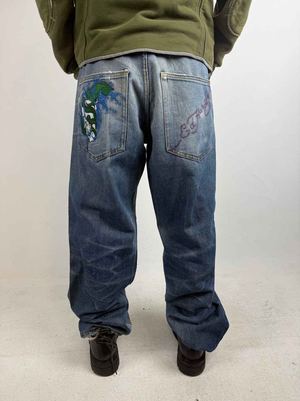 Tragebild von Vintage Ed Hardy Light Blue Baggy Denim with Stitching M/L von hinten