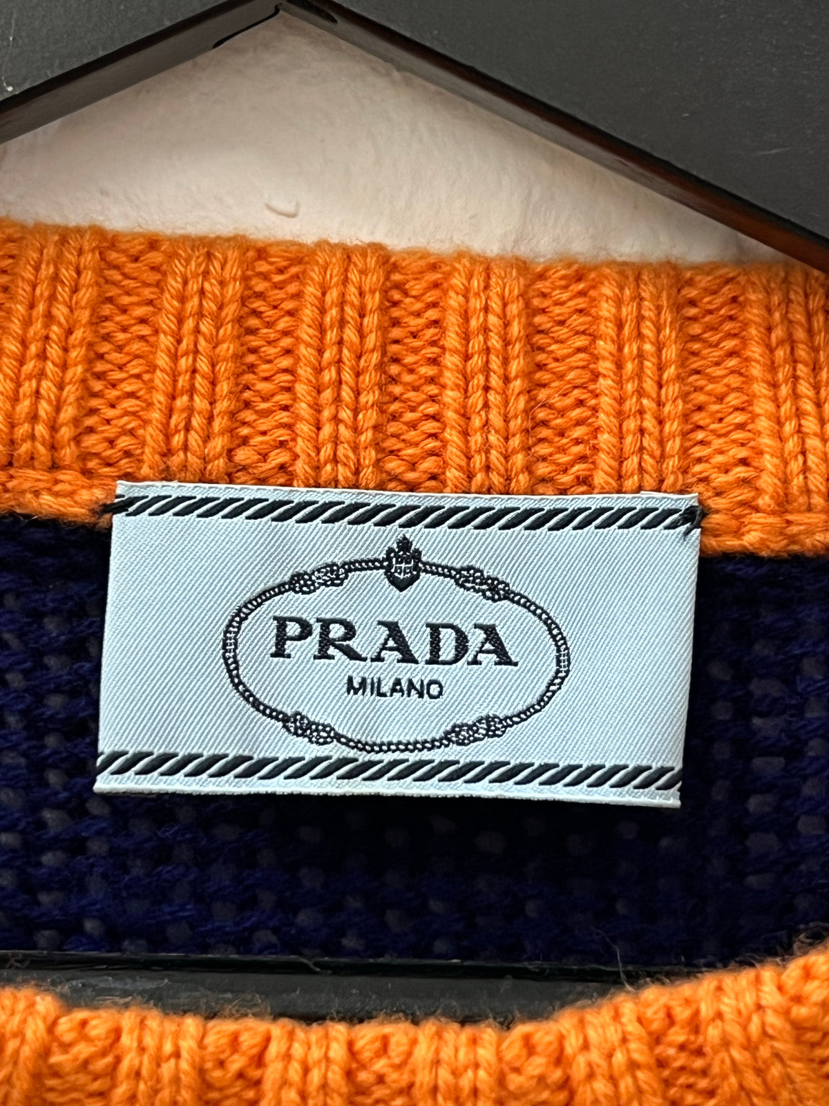 Prada AW18 Graphic Race Logo Knit Sweater (S) Blau Orange Strickpullover von Prada Still Thrifting Vintage Shop