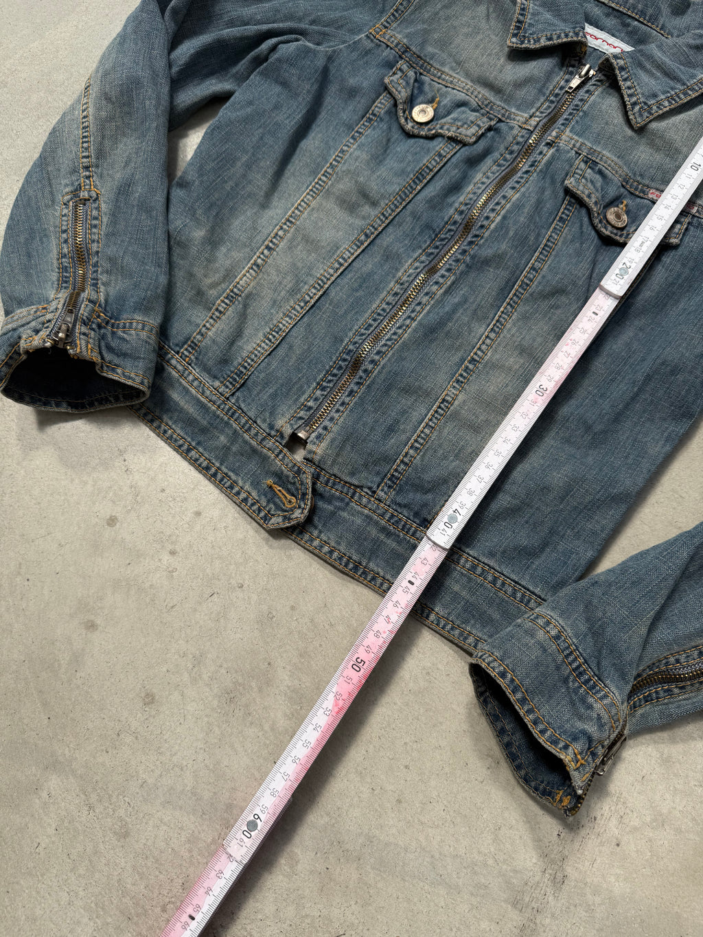 Vintage Fornarina Denim Jacket with Rhinestone Backpockets Für Männer. Y2K Second Hand 2000s Fashion 