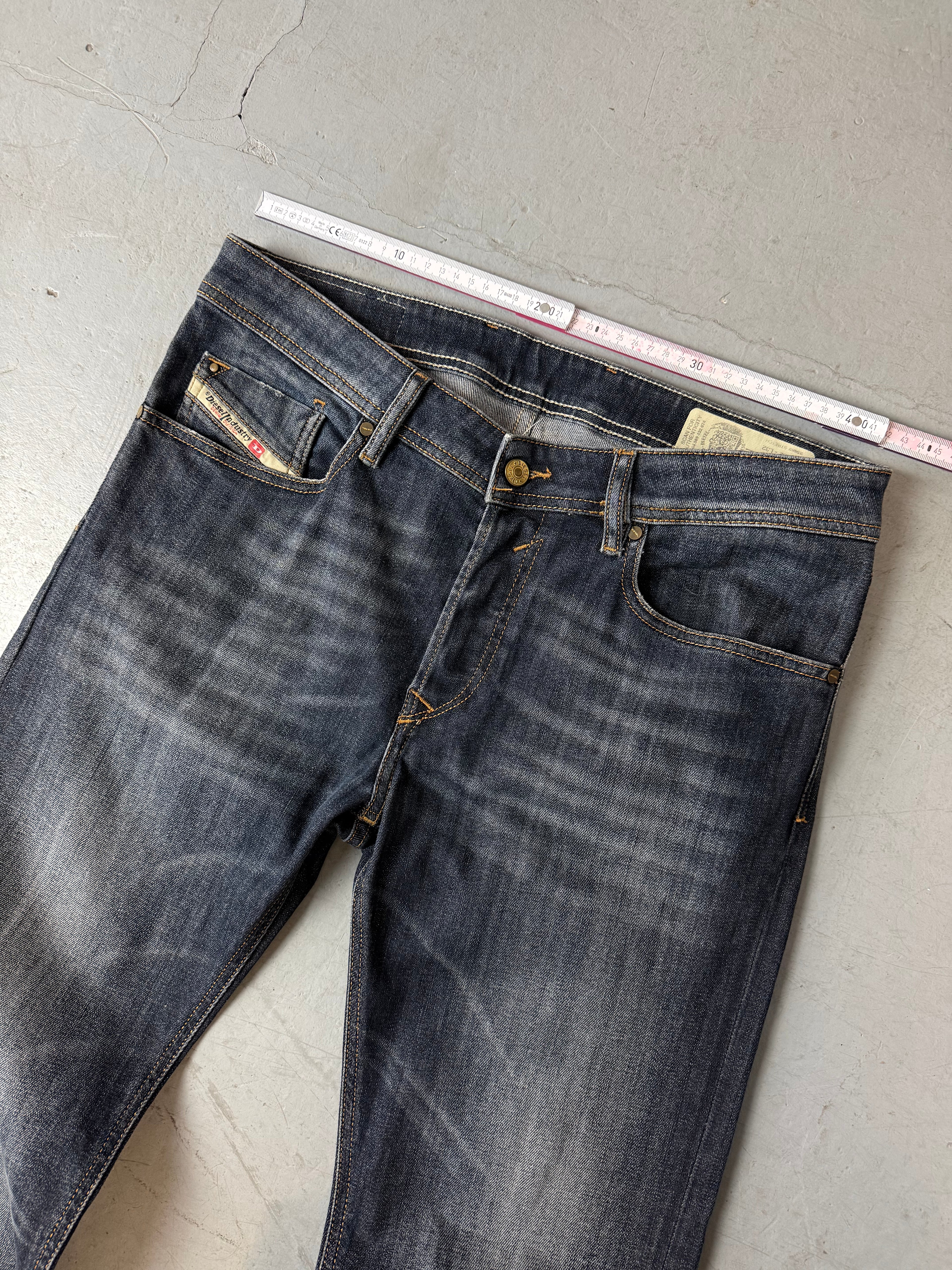 Vintage Diesel Waykee Straight Leg Jeans für Herren. Y2K Second Hand 2000s Fashion