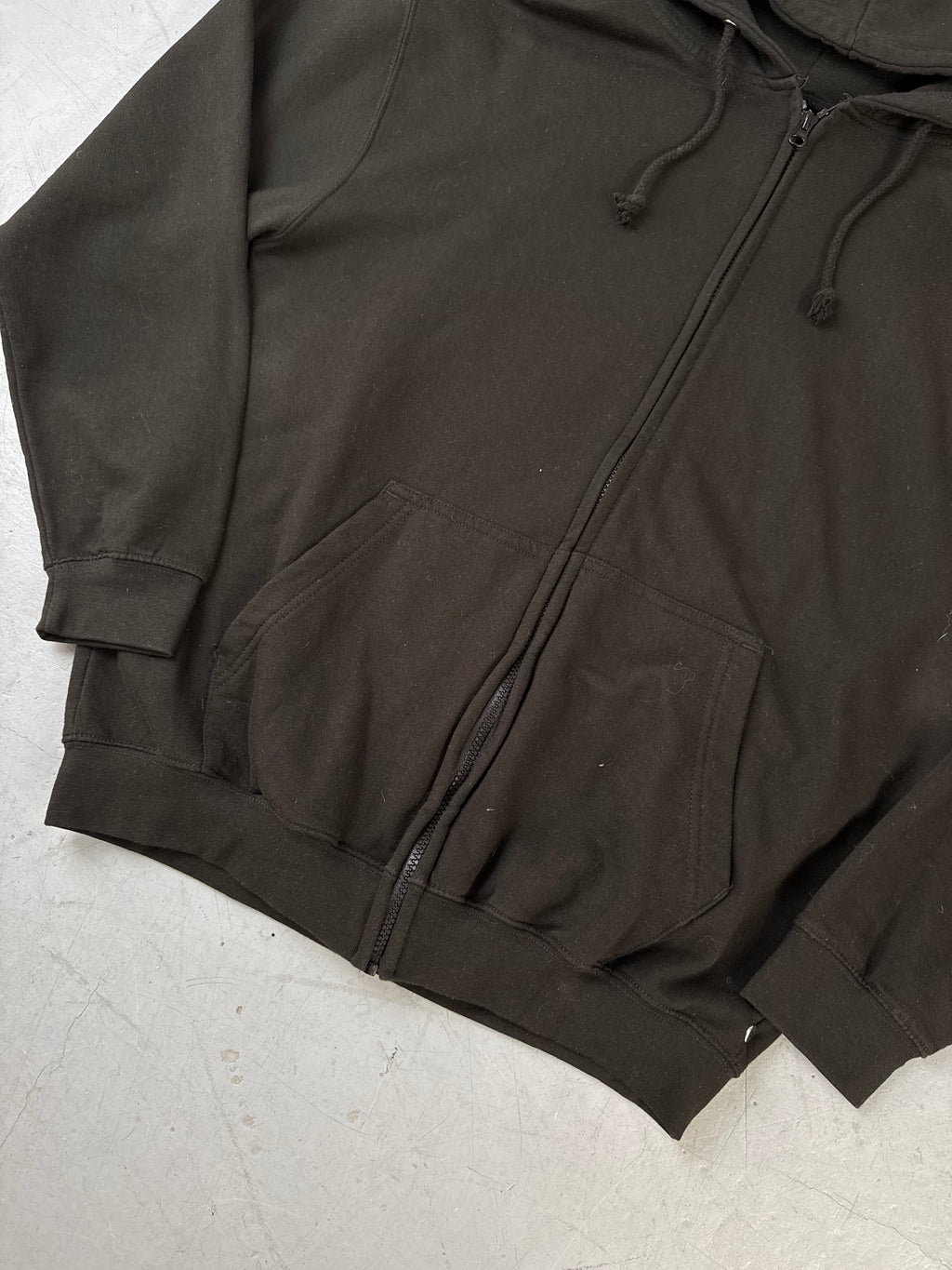 Vintage Thrasher Black Zip Up Hoodie with Backprint für Herren. Y2K 2000s Fashion.