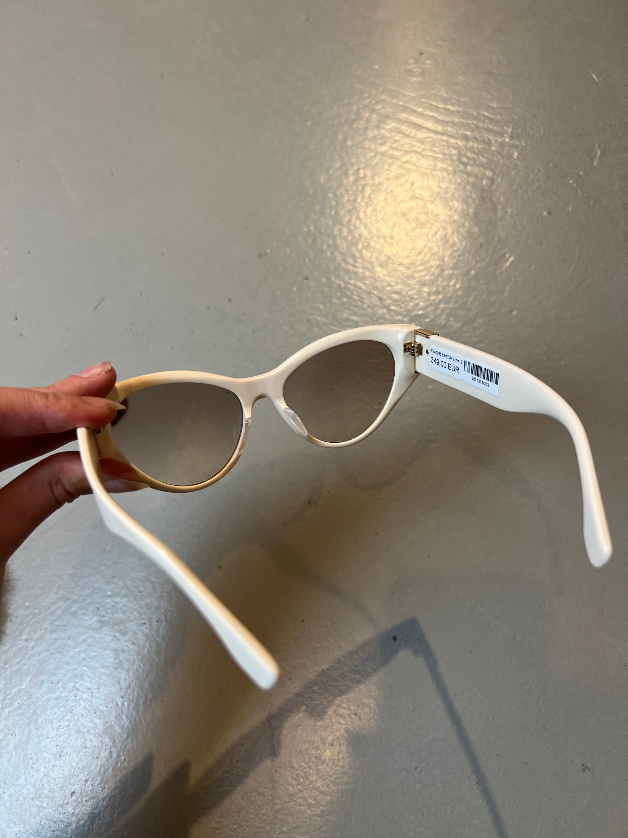 Produktbild der Fendi Beige Cateye Sunglasses von hinten  vor grauem Hintergrund.