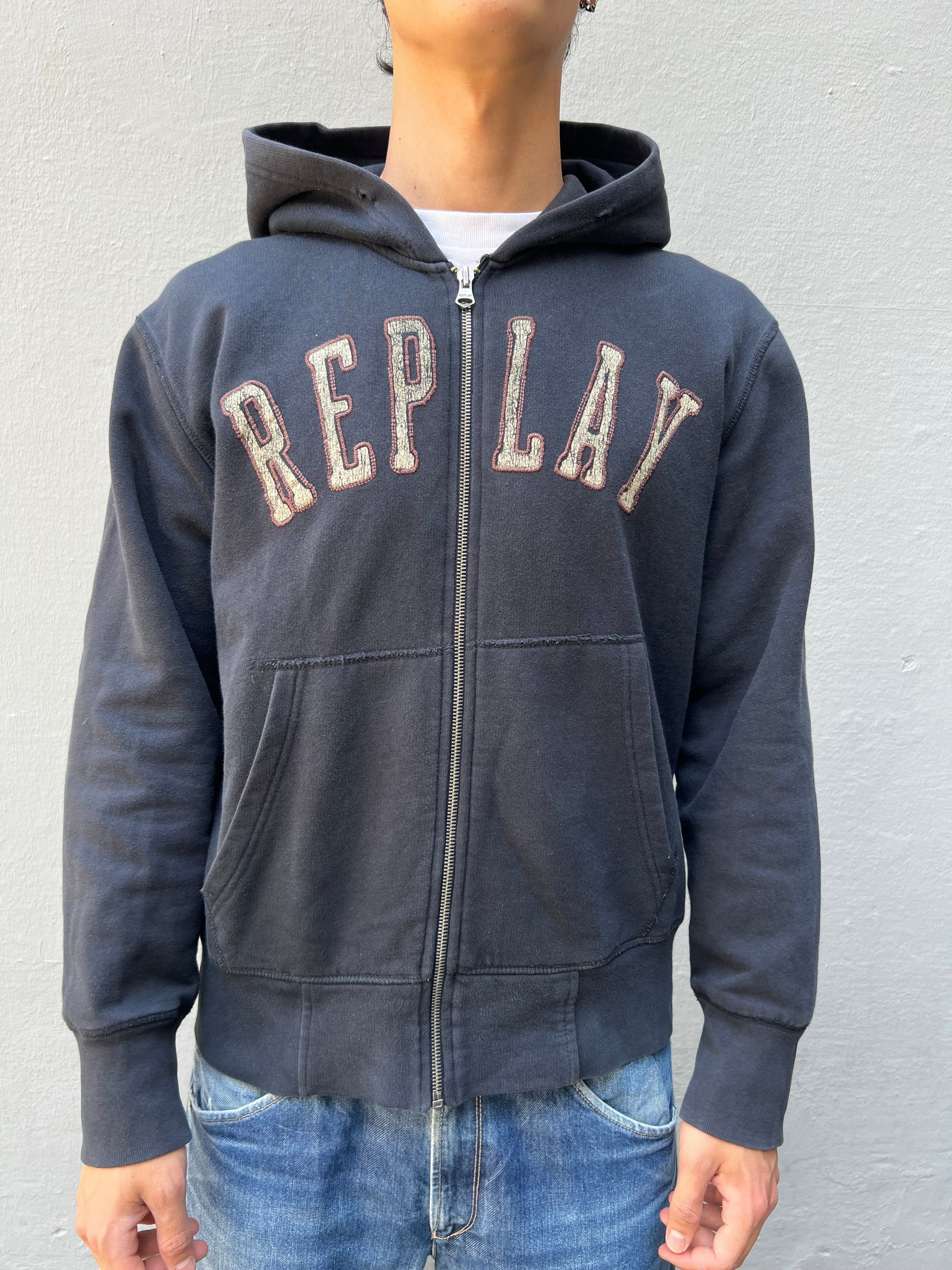 Tragebild von blauem Replay Zip Sweater von vorne vor grauer Wand