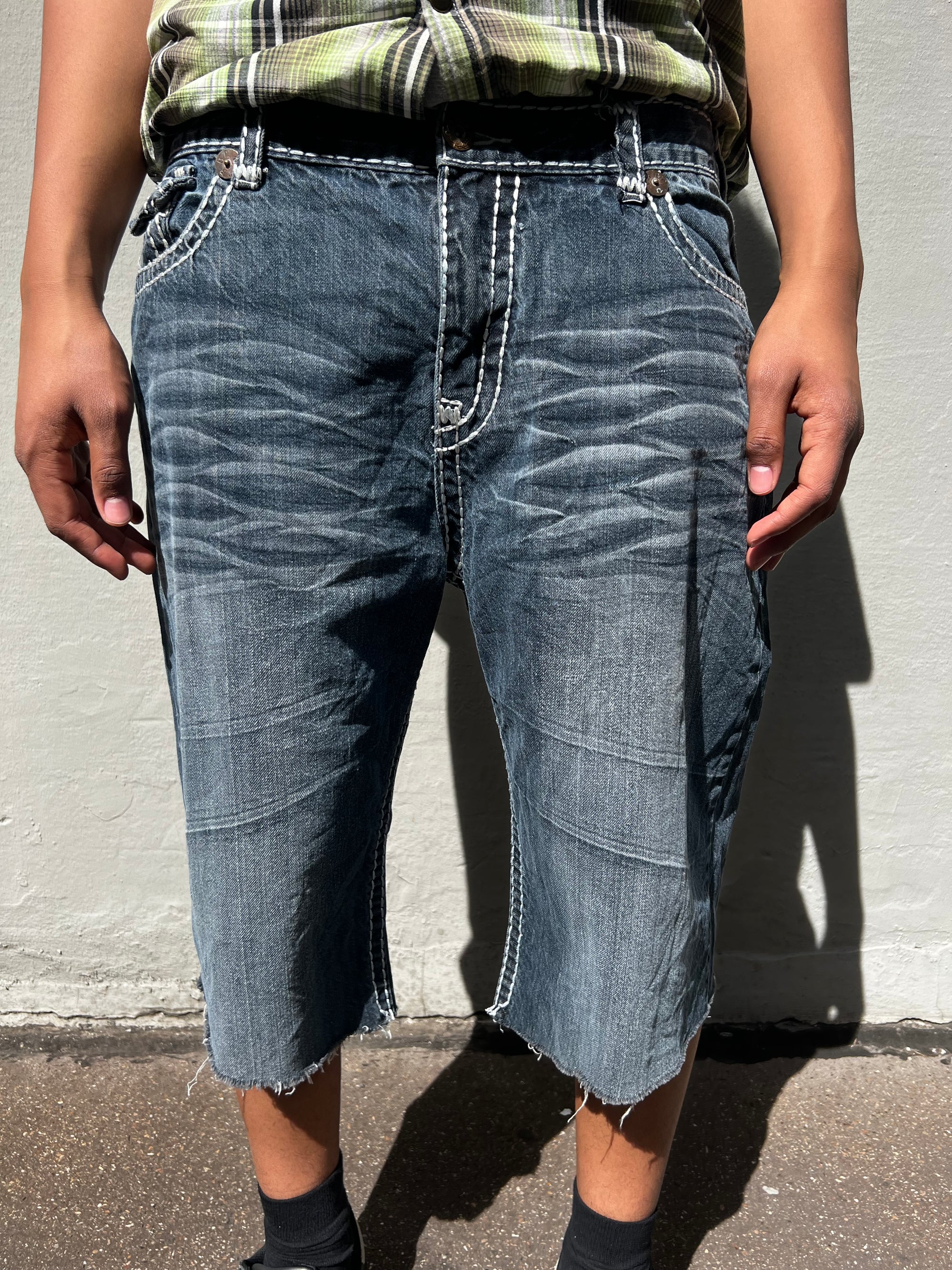 Eine dunkelgraue True Religion Jorts mit weißen Nähten in L