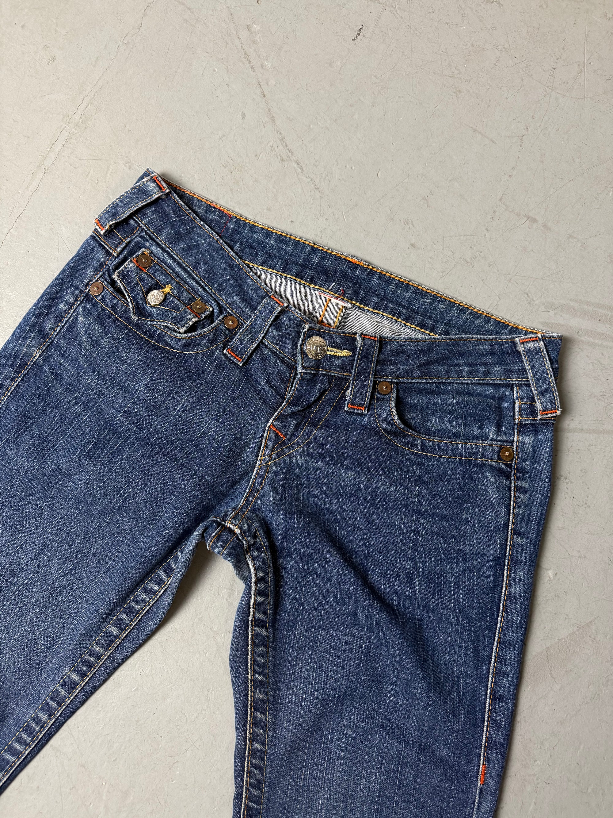 Eine dunkelblaue Straight leg True religion Jeans mit orangen Nähten 