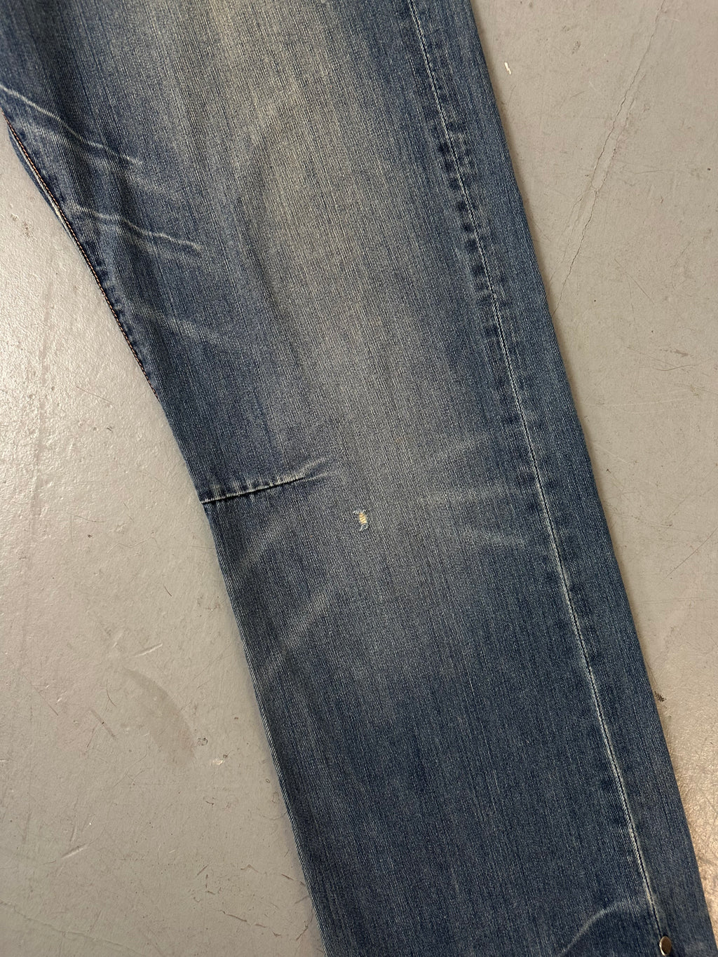 Eine baggy Ed Hardy denim mit totenkopf Print auf den backpockets