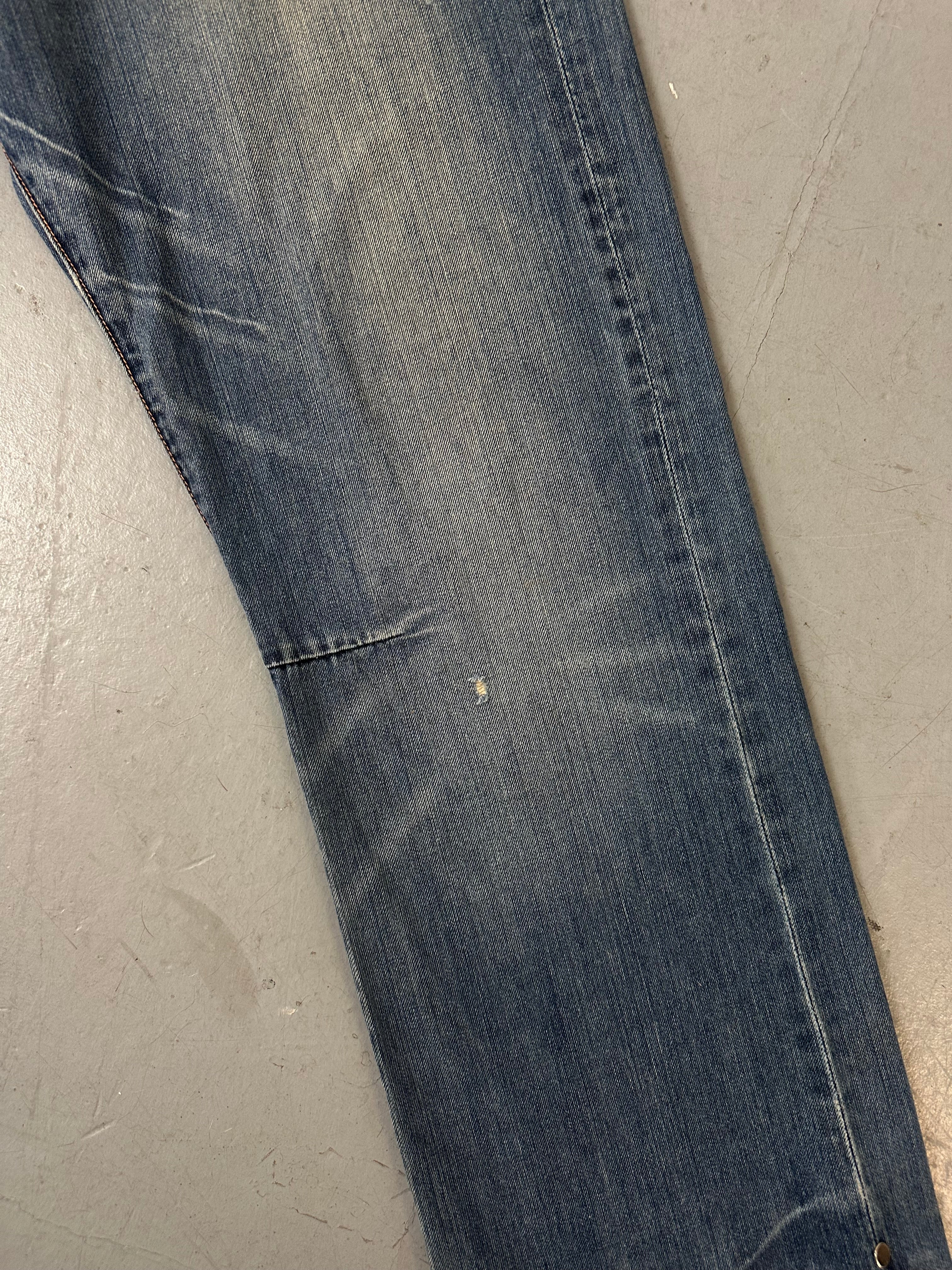 Eine baggy Ed Hardy denim mit totenkopf Print auf den backpockets