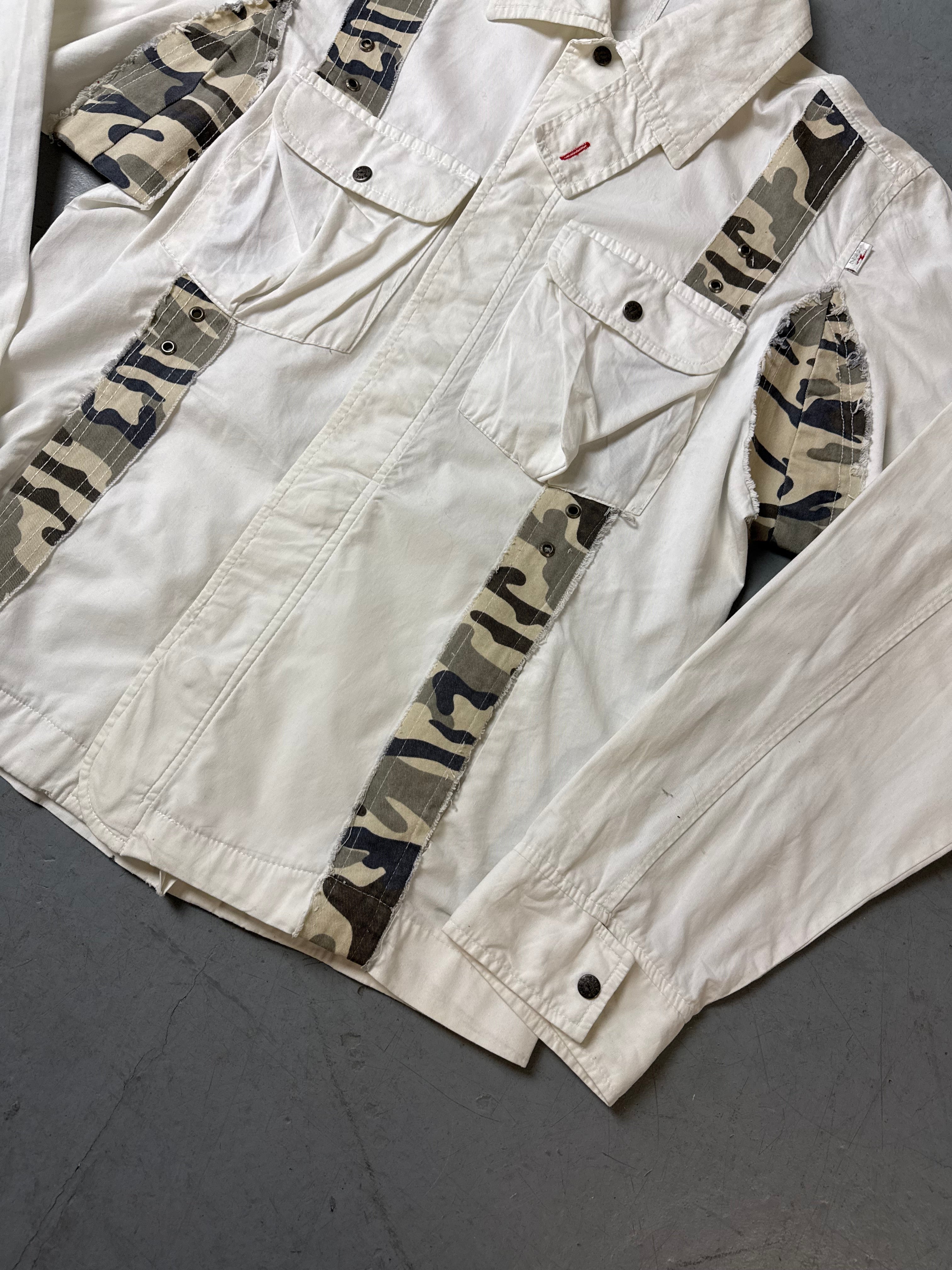 Detailbild von Vintage Zeus White Jacket with Camo Details von vorne 