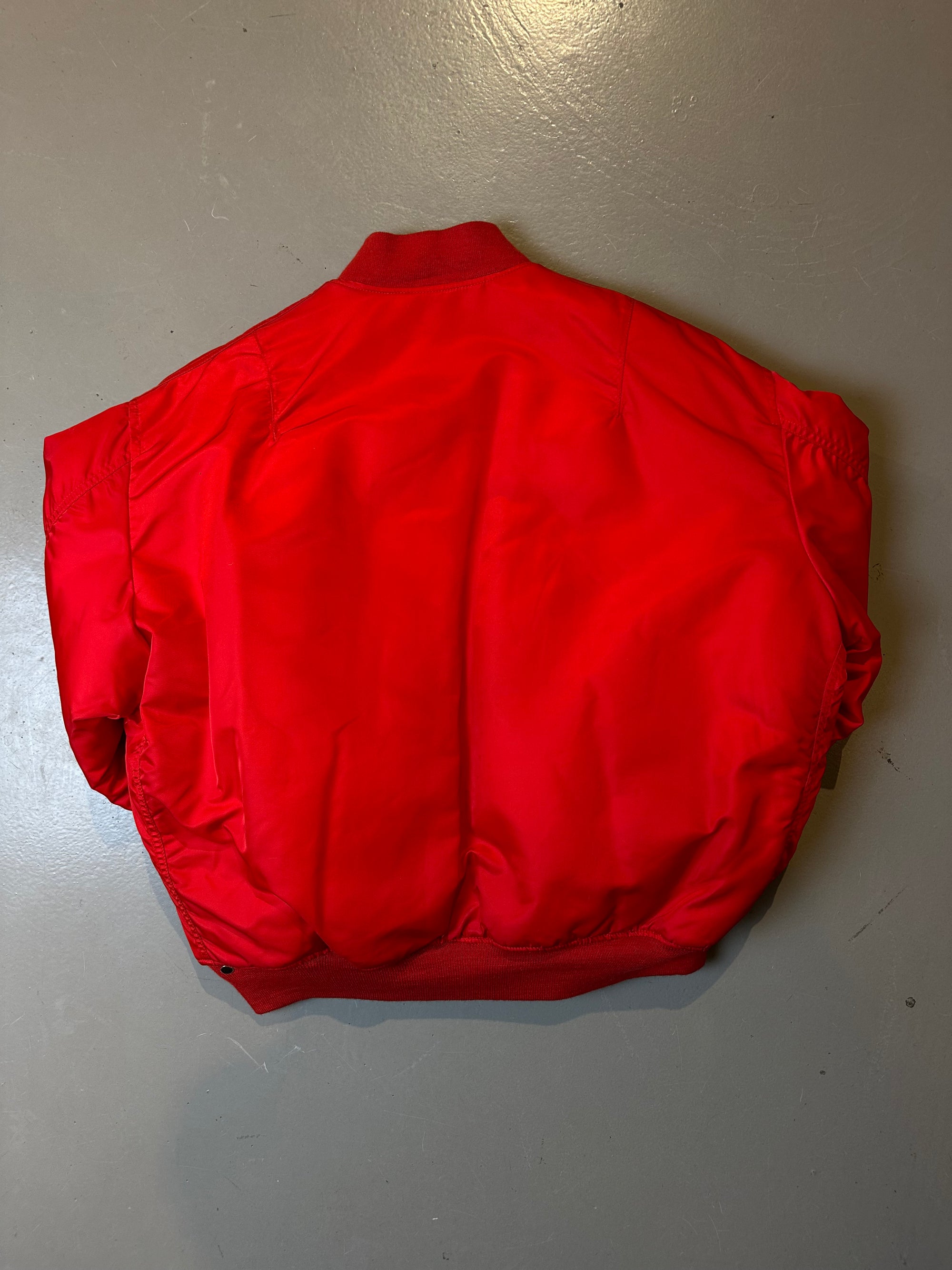Bild einer Vintage Red Avirex Bomberjacket S/M mit abnehmbaren Patch Von hinten 