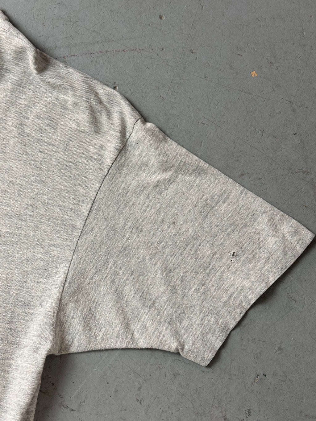 Vintage Schott USA Grey Printed T-Shirt für Herren. Secondhand Y2K 2000s Fashion