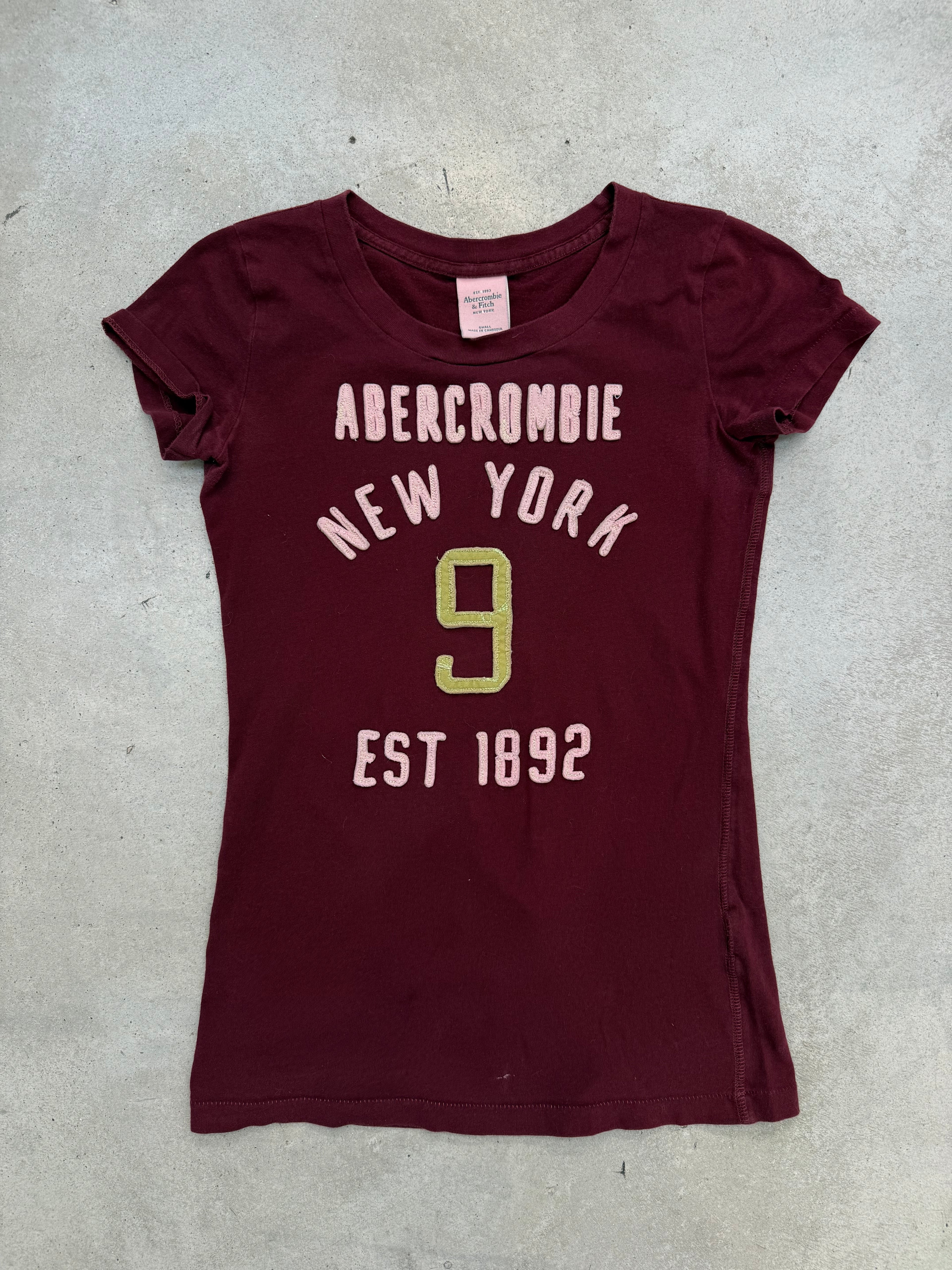 Vintage Abercrombie New York Bordeaux T-Shirt für Damen. Y2K Second Hand 2000s Fashion
