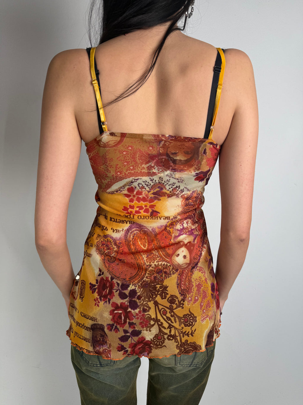 Tragebild von Vintage Orange Flower Printed Mesh Top von hinten.