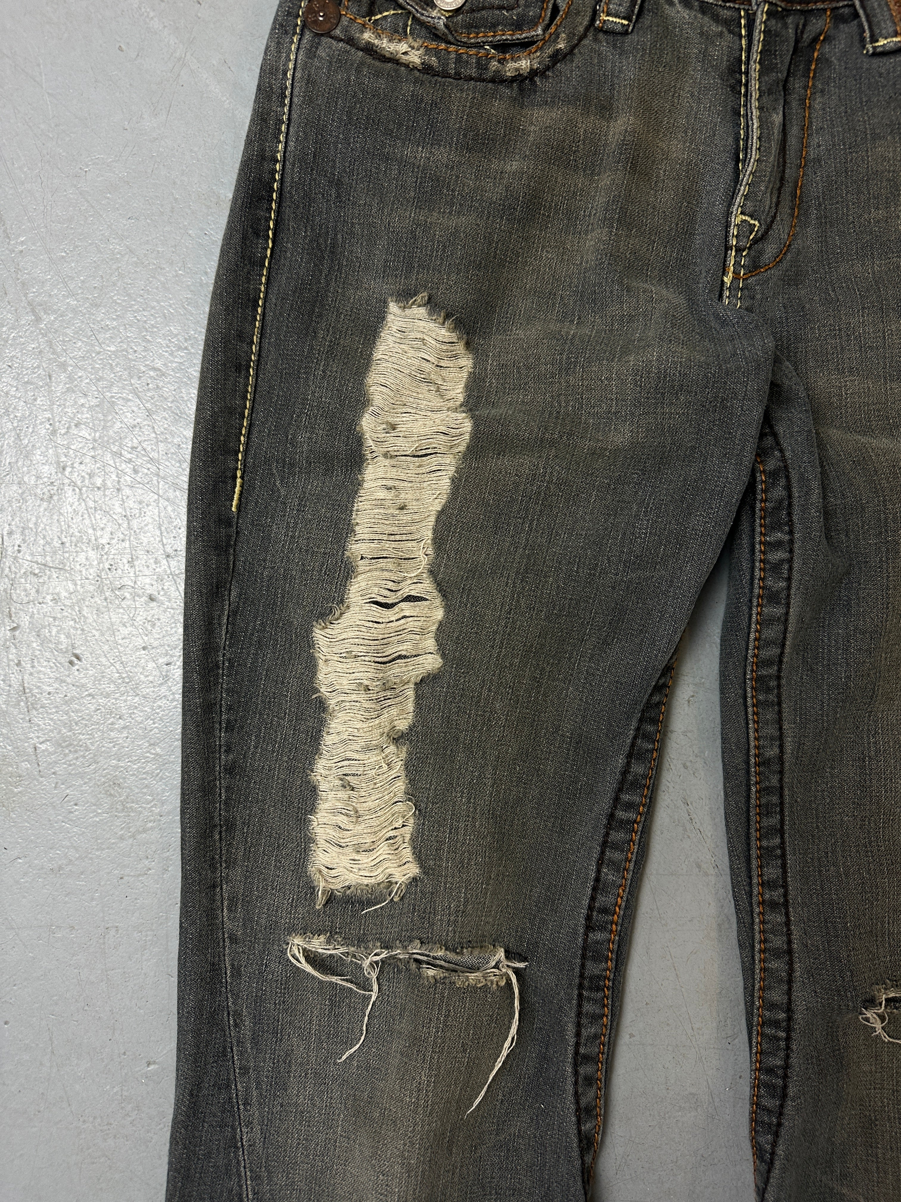 Detailliertes produktbild von Vintage Grey Ripped & Flared True Religion S/M von vorne