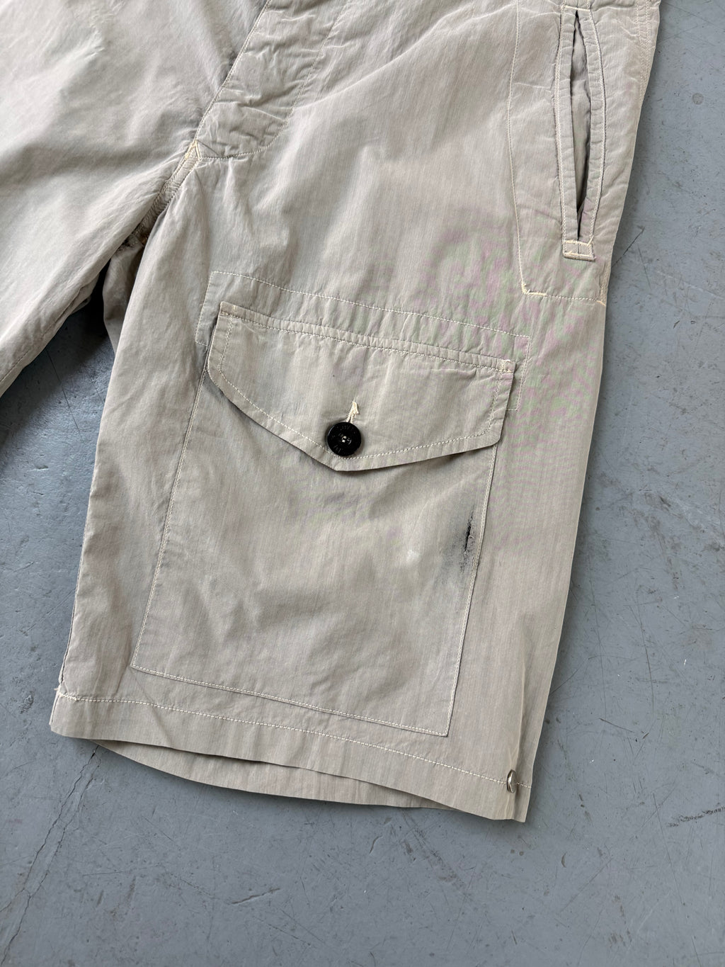 Vintage Stone Island Beige Shorts für Herren. Y2K Second Hand 2000s Fashion