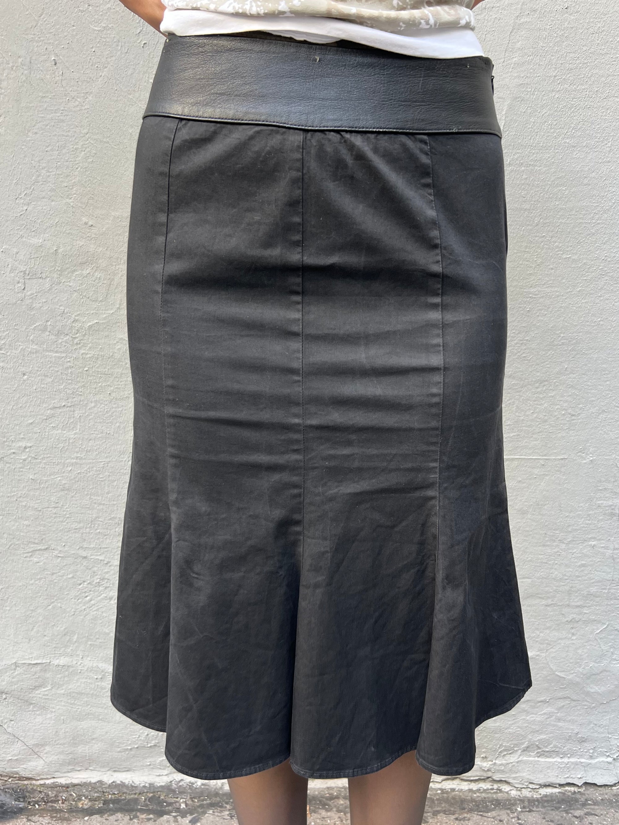 Trage Bild von Vintage Black Moschino Skirt S/M von vorne