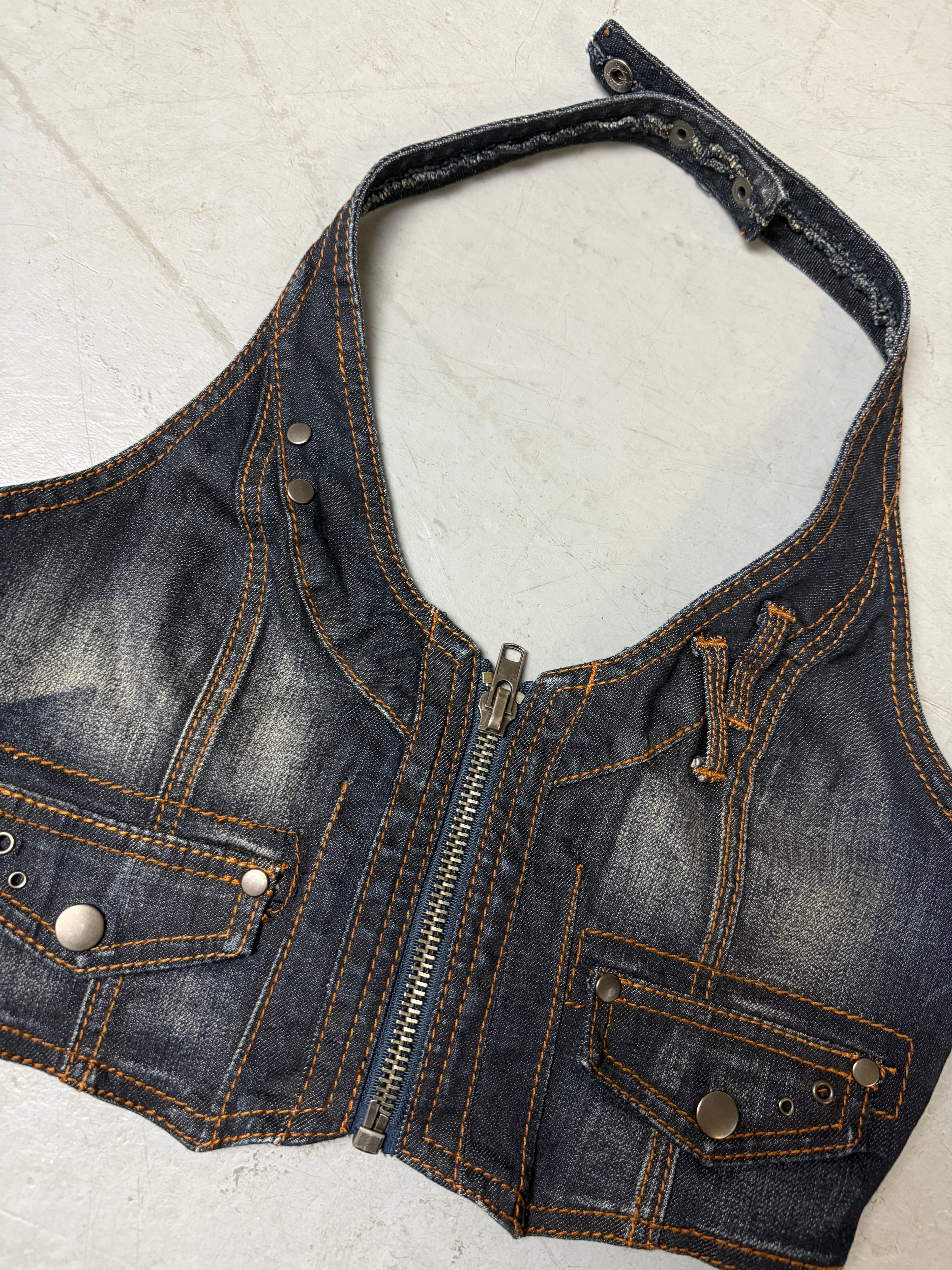 Detailliertes Produktbild von Vintage Denim Neckholder Top S von vorne auf grauem Boden