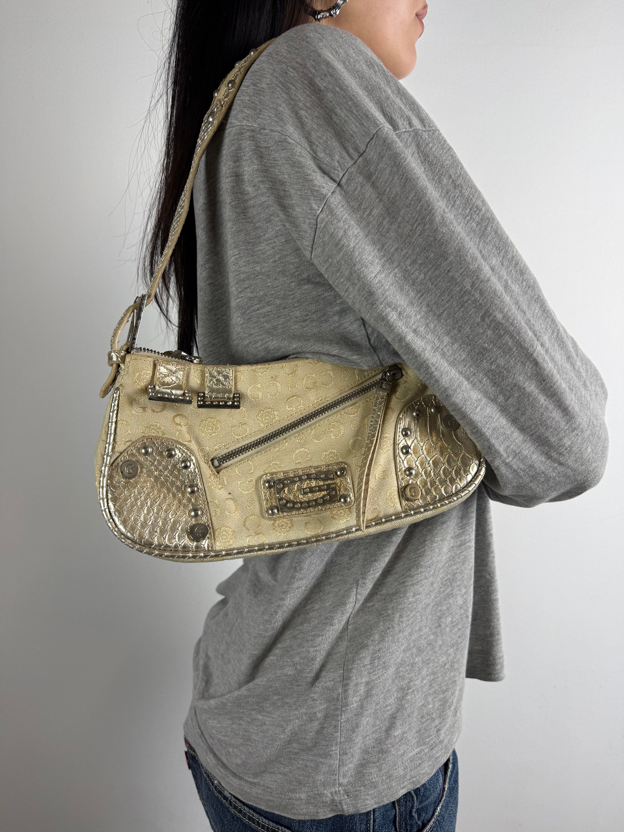 Tragebild von Vintage Gussaci Y2K Gold Mini Baguette Bag von vorne 