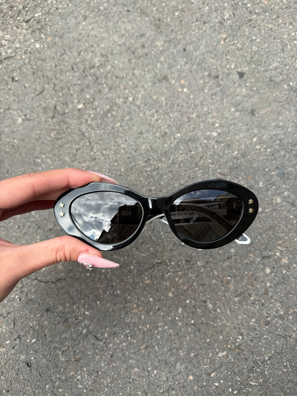 Eine schwarz weiße Sonnenbrille von Dior im CAT Eye Stil