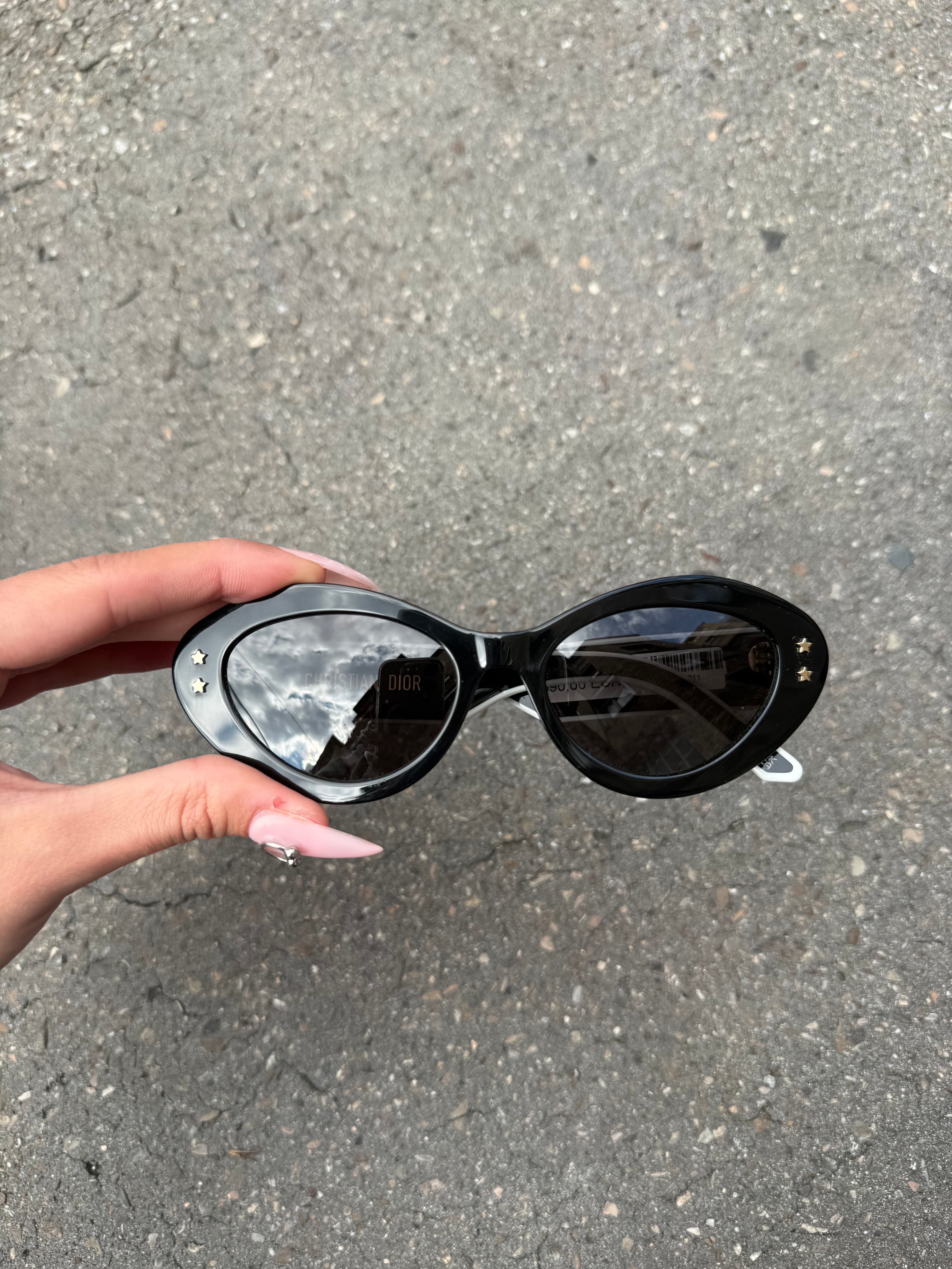 Eine schwarz weiße Sonnenbrille von Dior im CAT Eye Stil