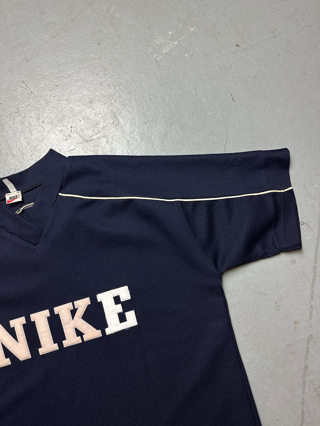 Detailbild von einem Vintage Nike Blue T-Shirt von Ärmel von vorne