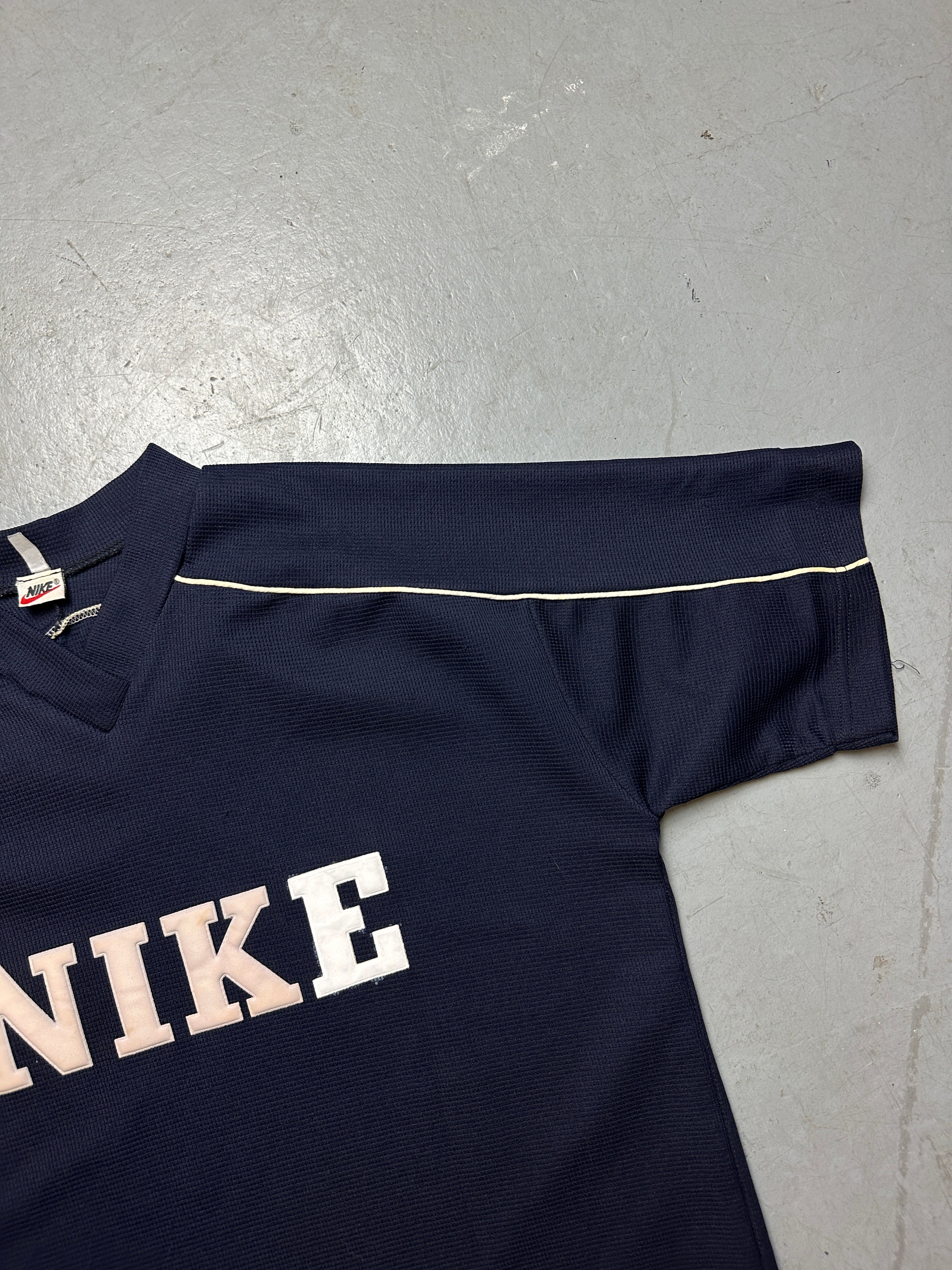 Detailbild von einem Vintage Nike Blue T-Shirt von Ärmel von vorne