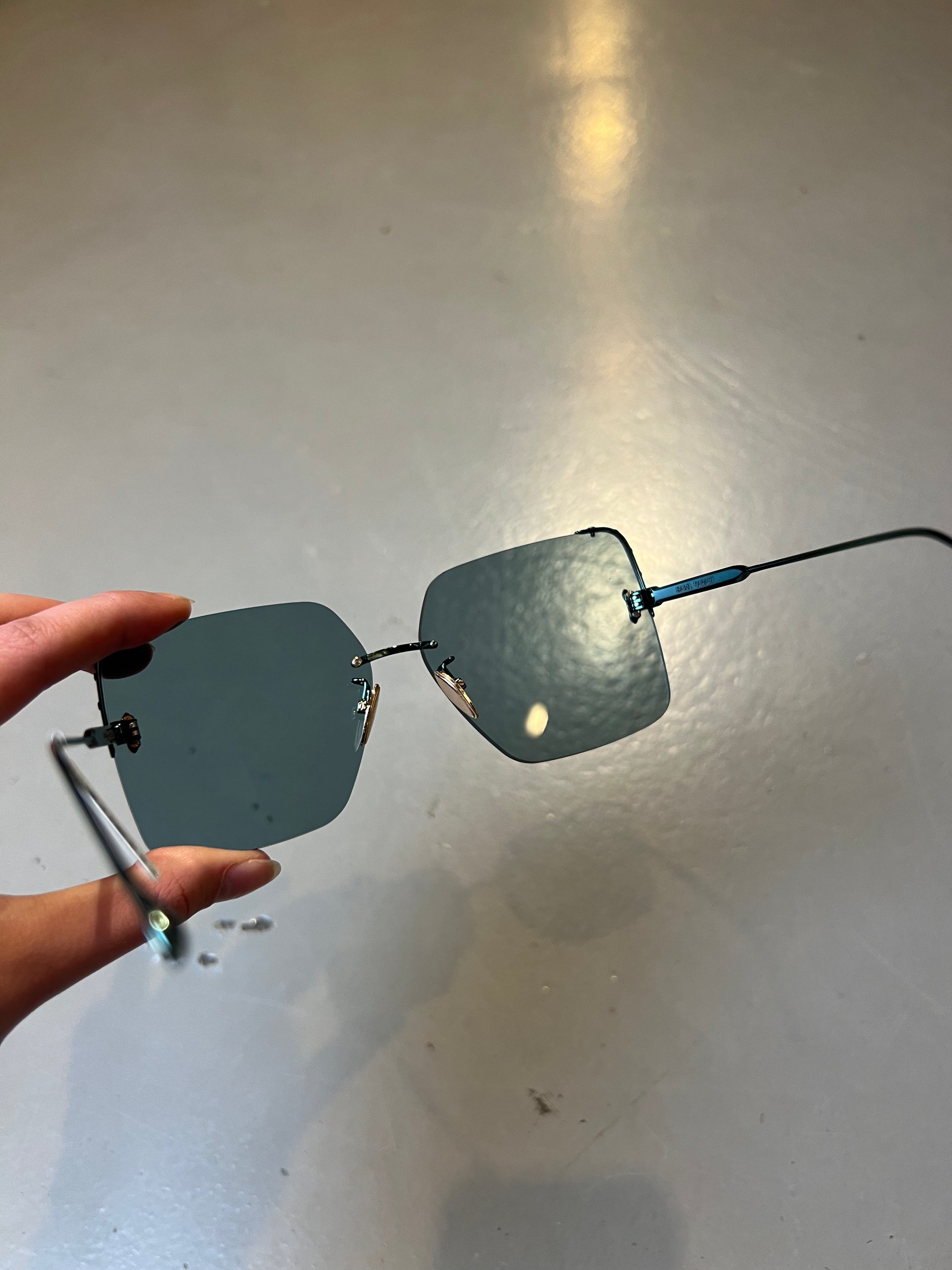 Produktbild der Isabel Marant Dark Green Sunglasses von oben vor grauem Hintergrund.