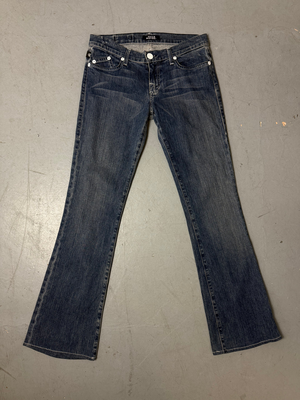 Vintage Rock&Republic Low Waist Bootcut Denim getragen vor weißer Wand