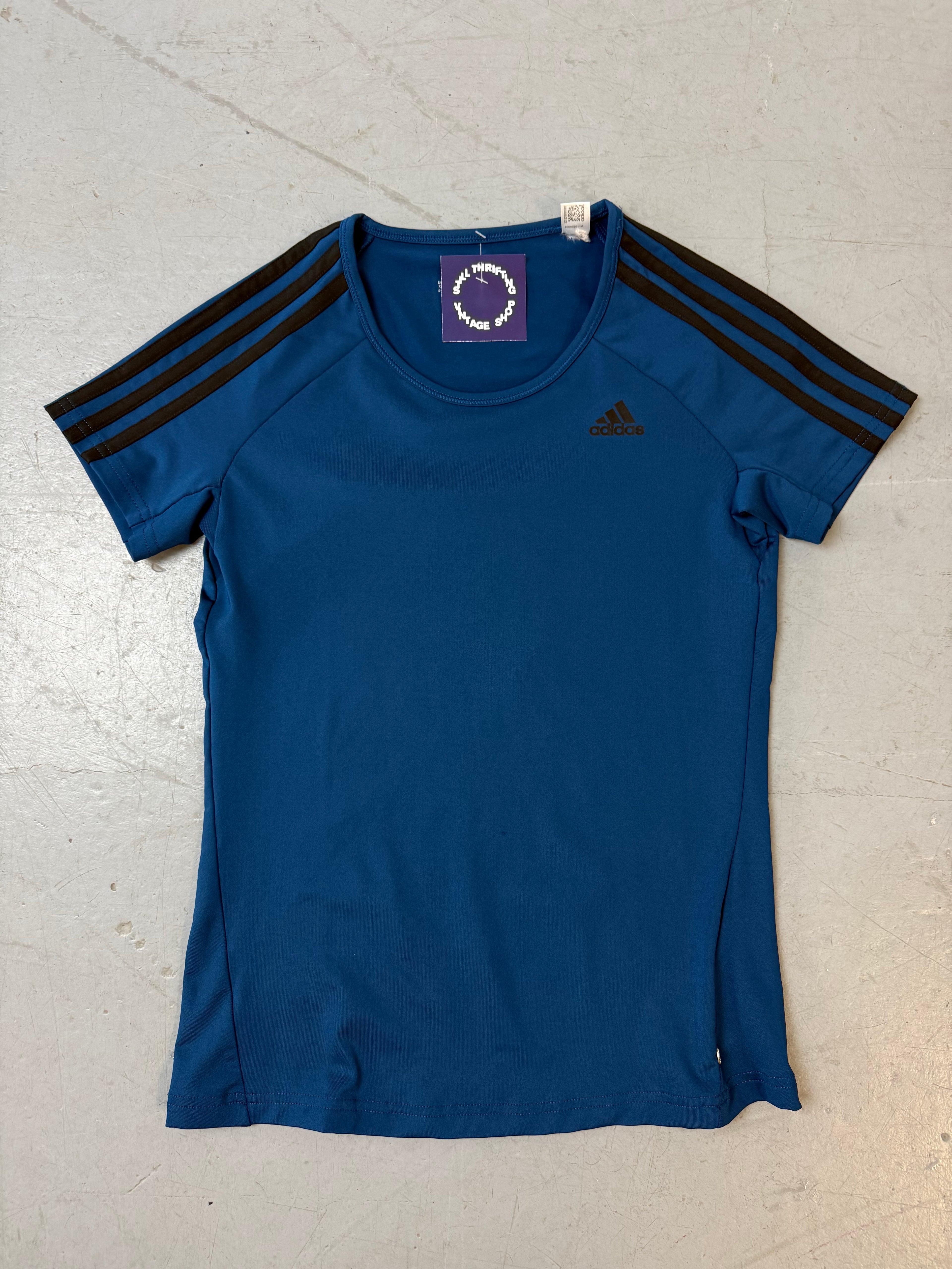 Vintage Adidas Dark Blue Slim Fit T-Shirt für Damen. Y2K Second Hand 2000s Fashion