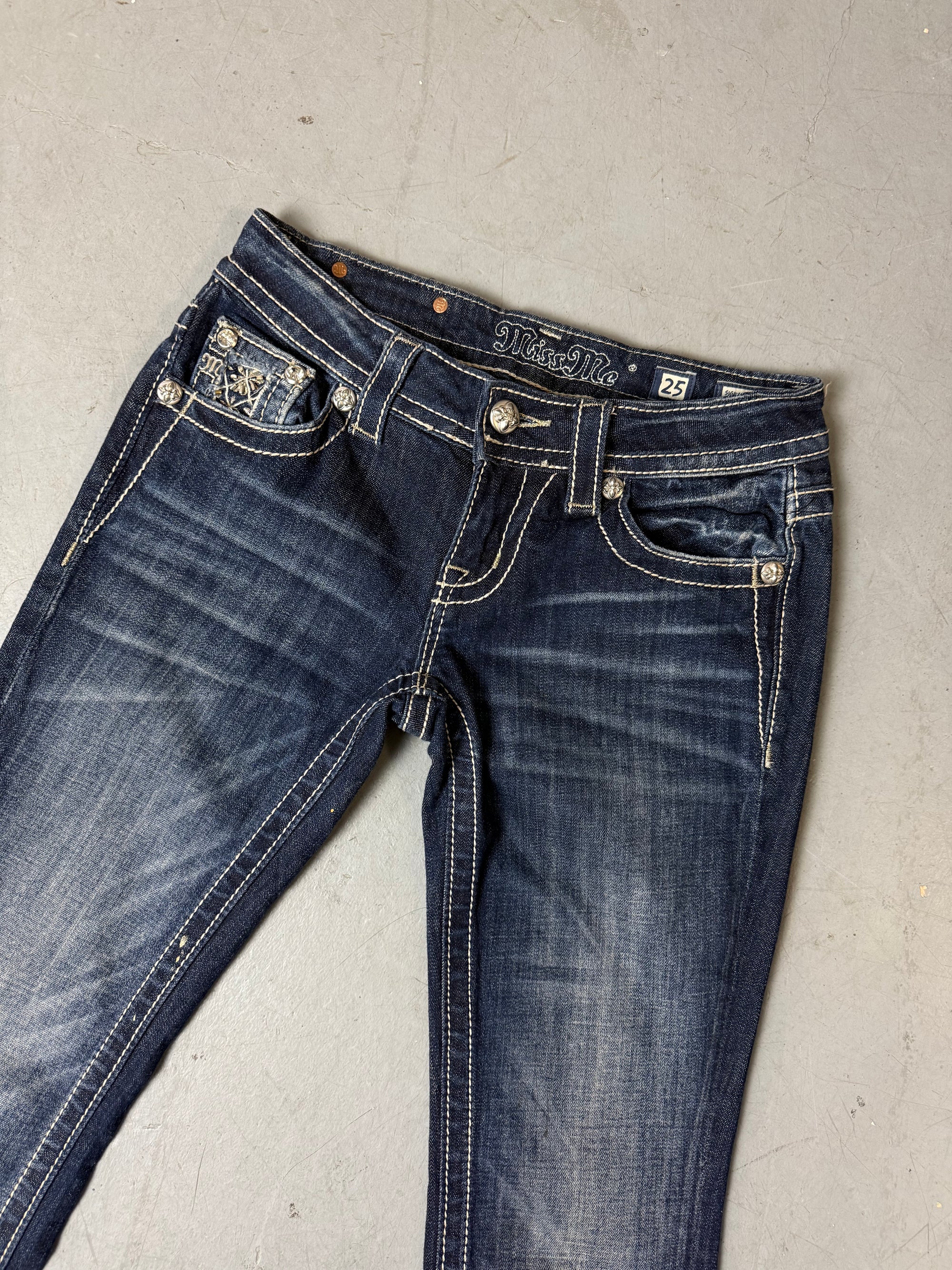 Detailtbild von Vintage Miss Me Dark Blue Glitter Flower Bootcut Denim von Hosenbund