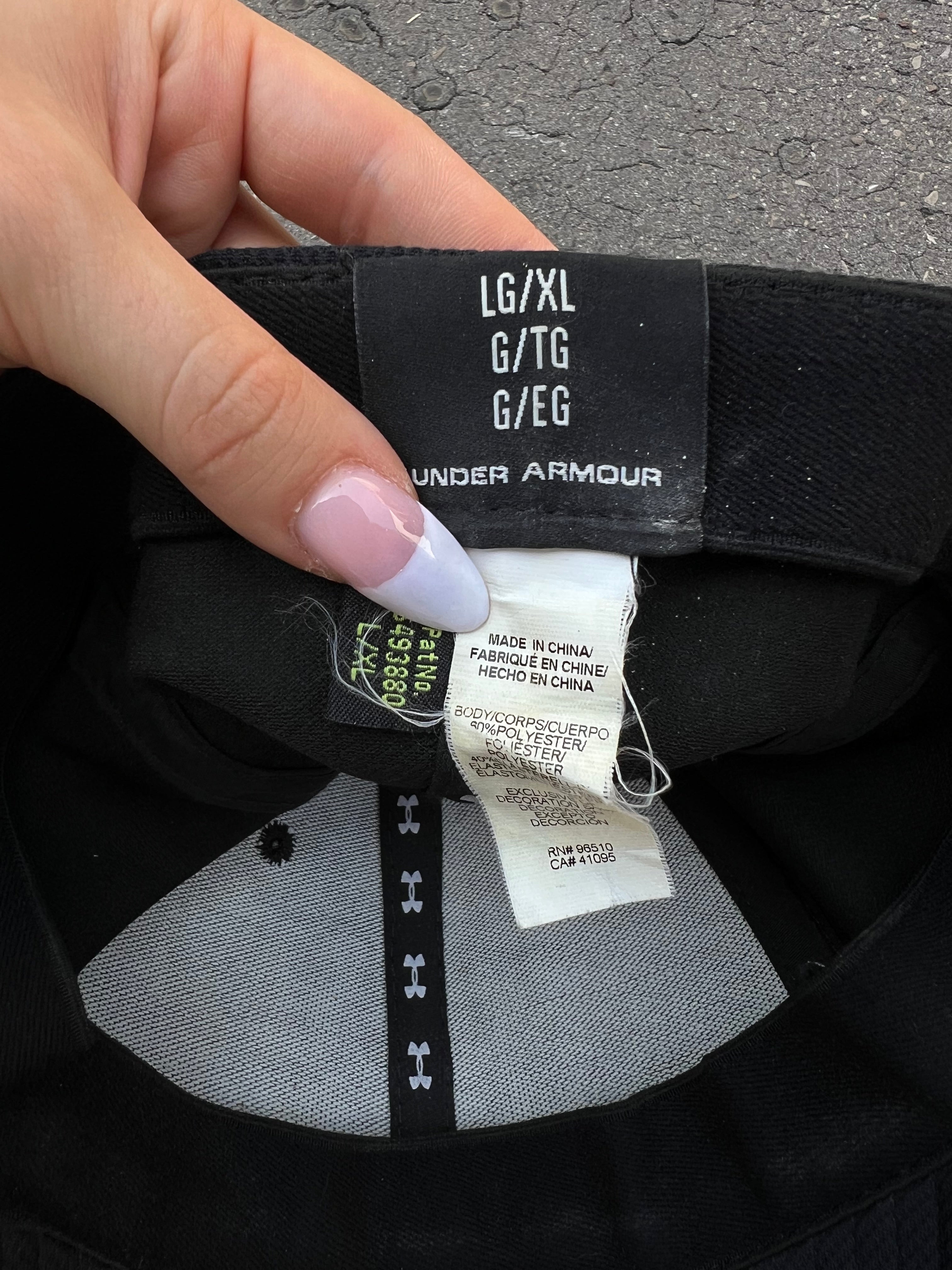 Eine schwarze Under Armour Cap mit dem Logo auf der Vorderseite 