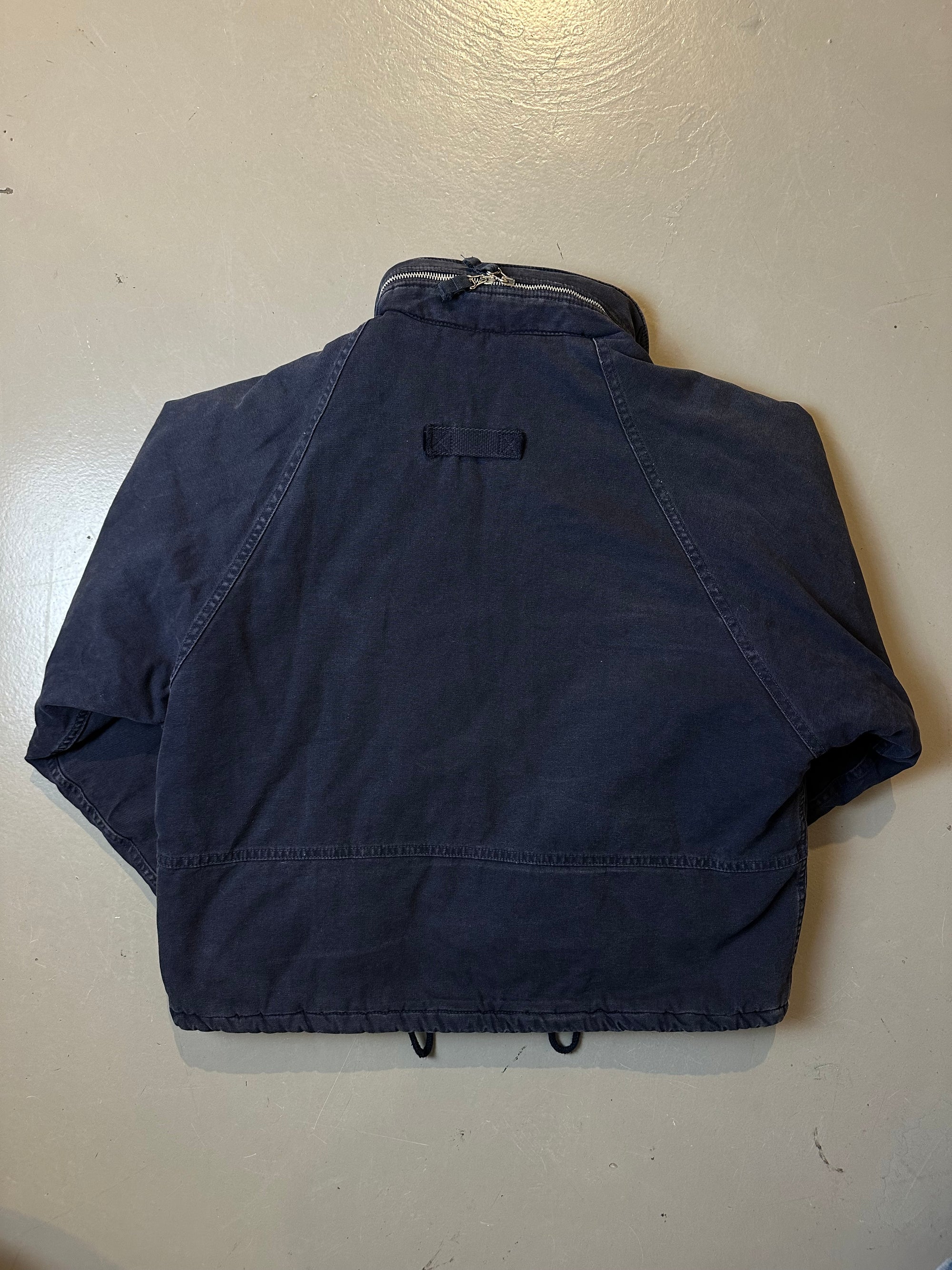 Produktbild von Navy farbene Energie Jacke von hinten in Größe M/L mit silbernen Knöpfen 