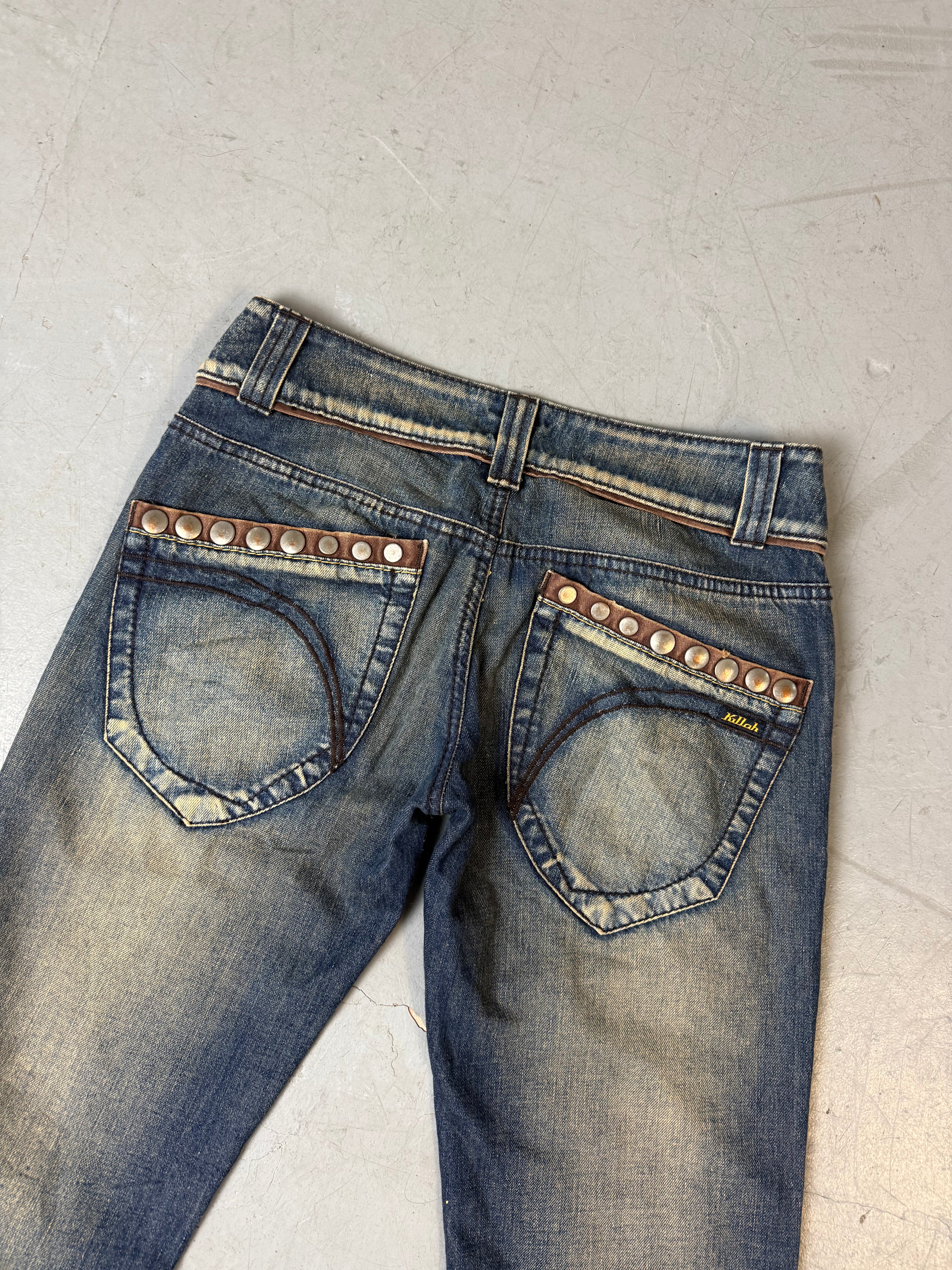 Mid waist dark washed killah denims mit runden Nieten im y2k Stil 