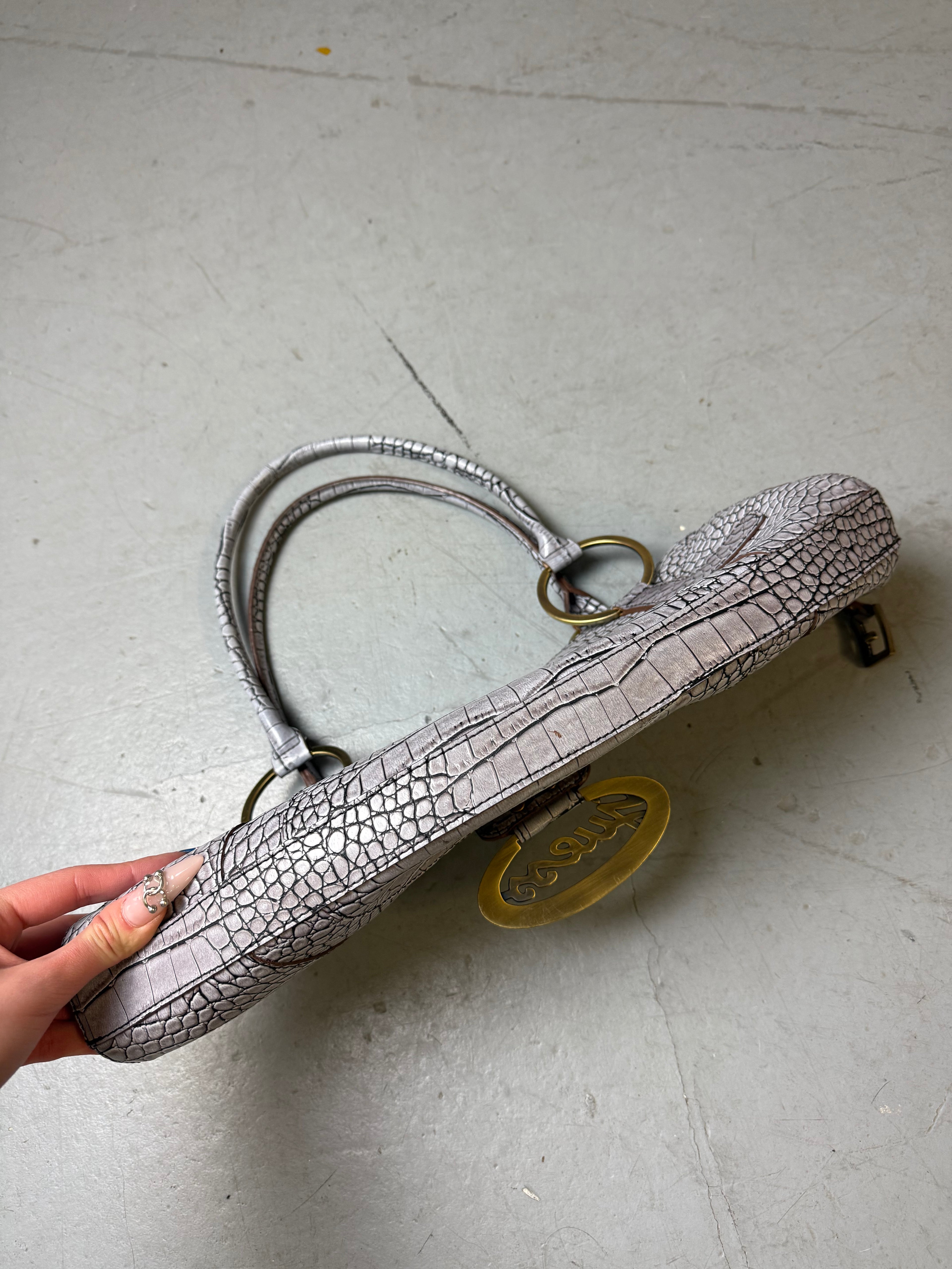 Detailbild von einer Vintage CNTY BAGS Guess Grey Crocodile Optic Baguette Bag von unten