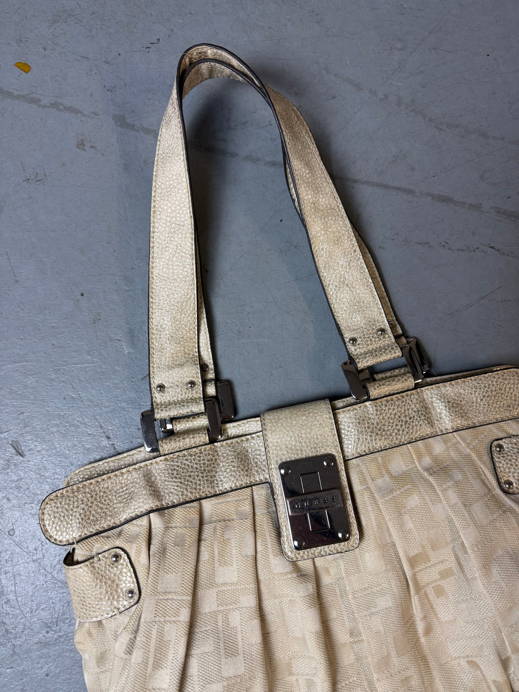 Detailbild von einer Vintage CNTY BAGS Guess Beige Monogram Big Bag von Trägern