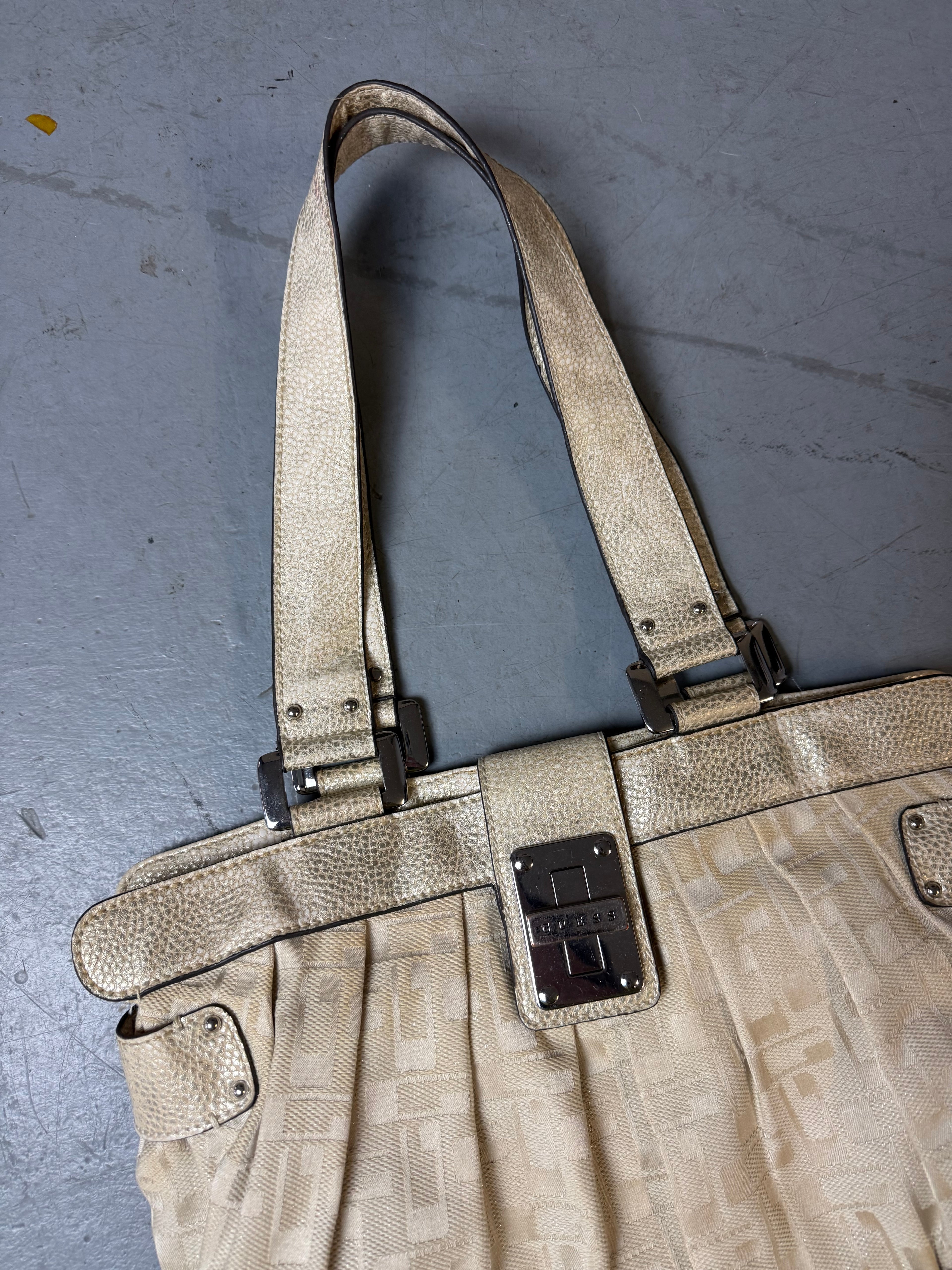Detailbild von einer Vintage CNTY BAGS Guess Beige Monogram Big Bag von Trägern