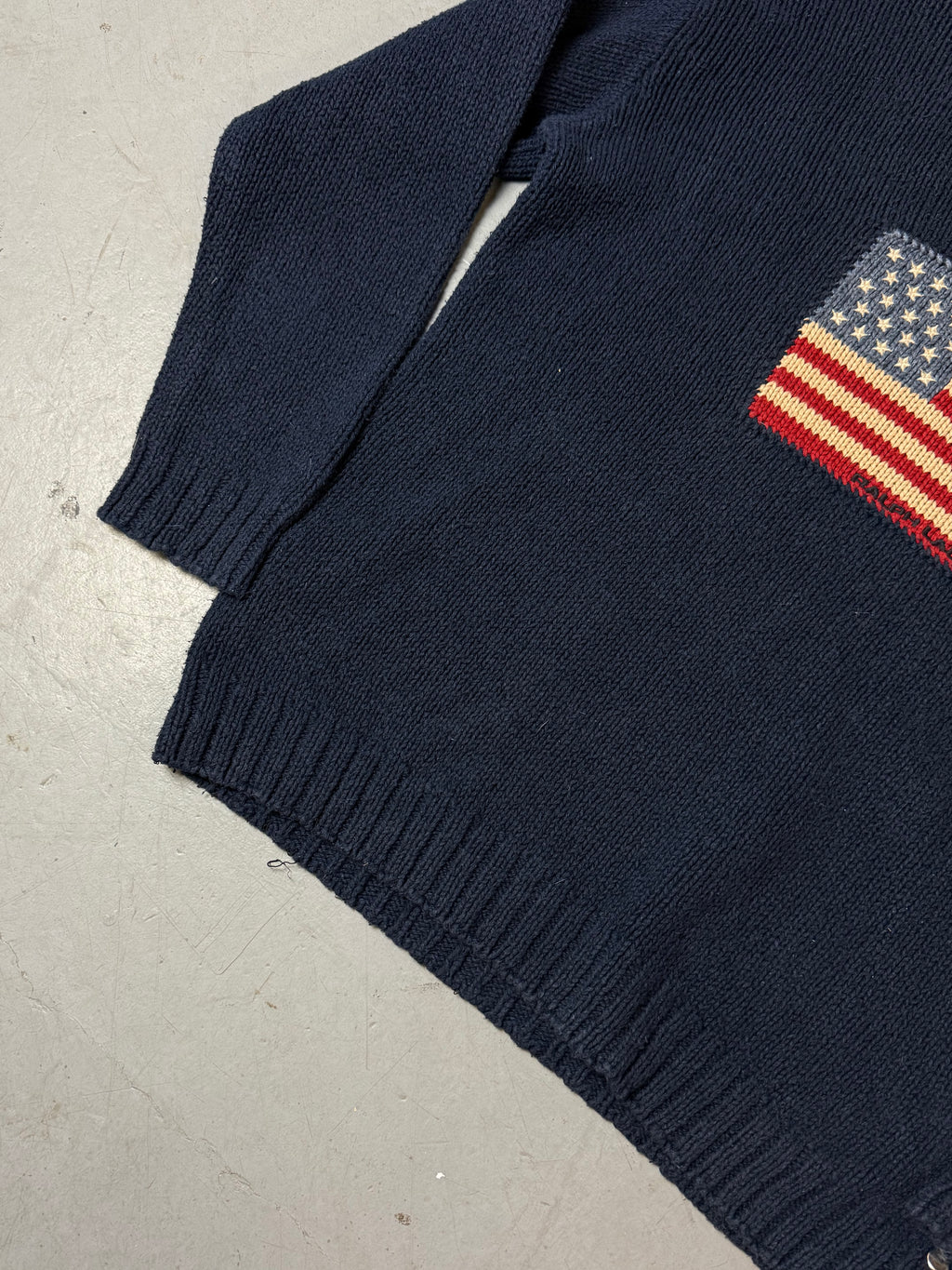 Detailbild von Vintage Ralph Lauren Dark Blue Knit Sweater von Ärmel und Bund