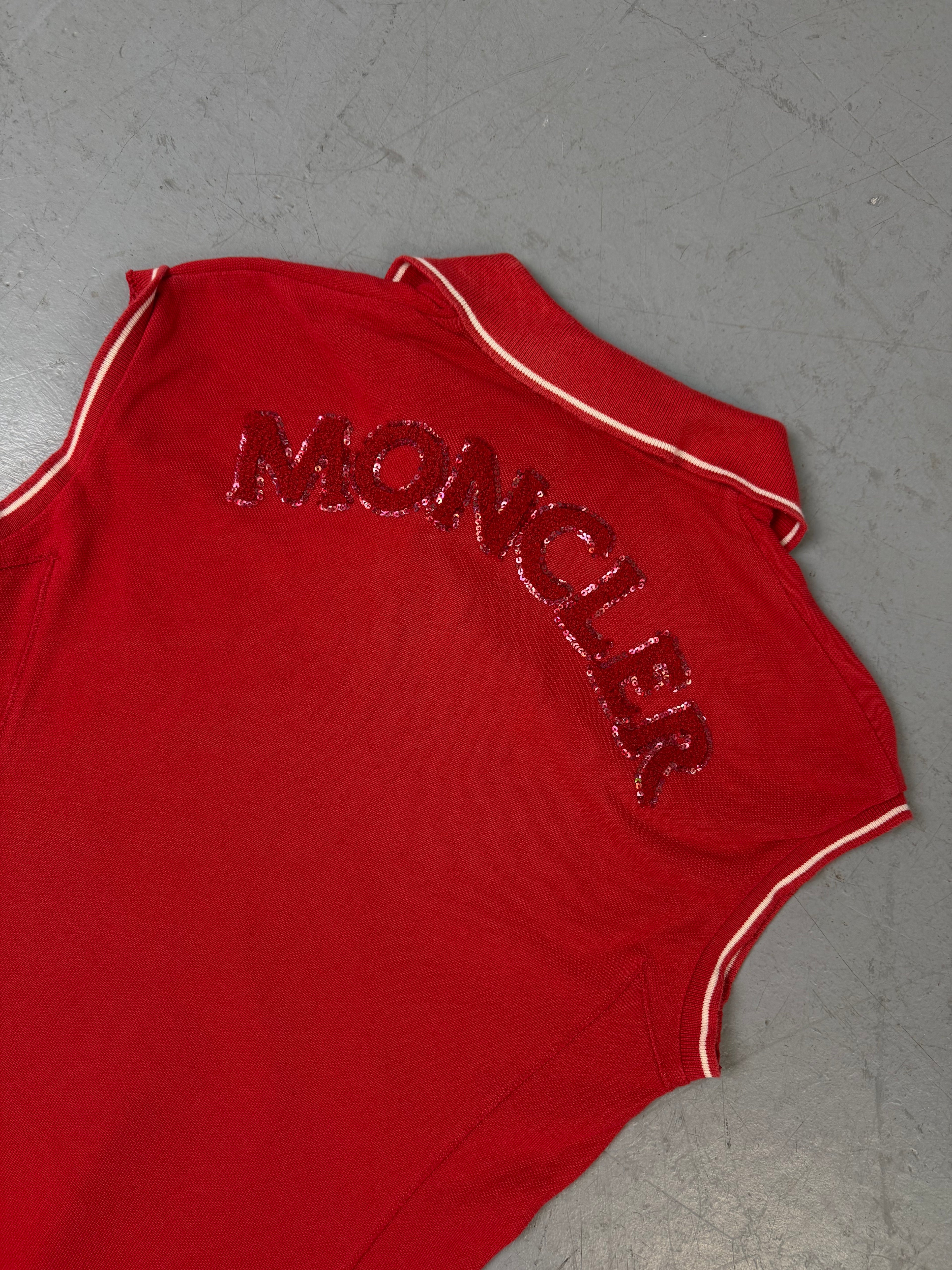 Ein rotes Moncler Polo ärmellos mit Moncler auf dem Rücken 