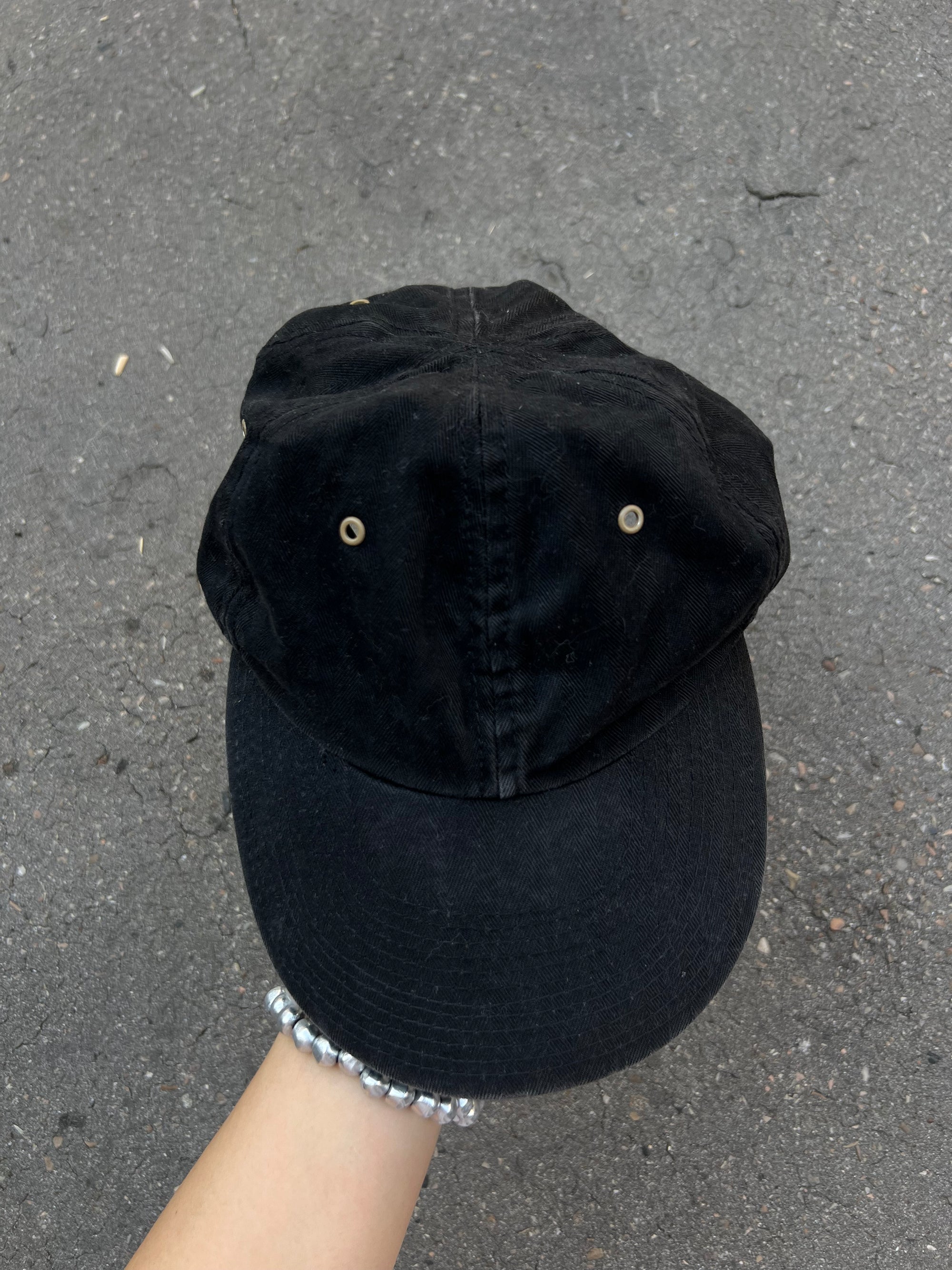 Eine schwarze Levi’s Cap mit dem Logo an der Seite und verstellbarer Schlaufe 