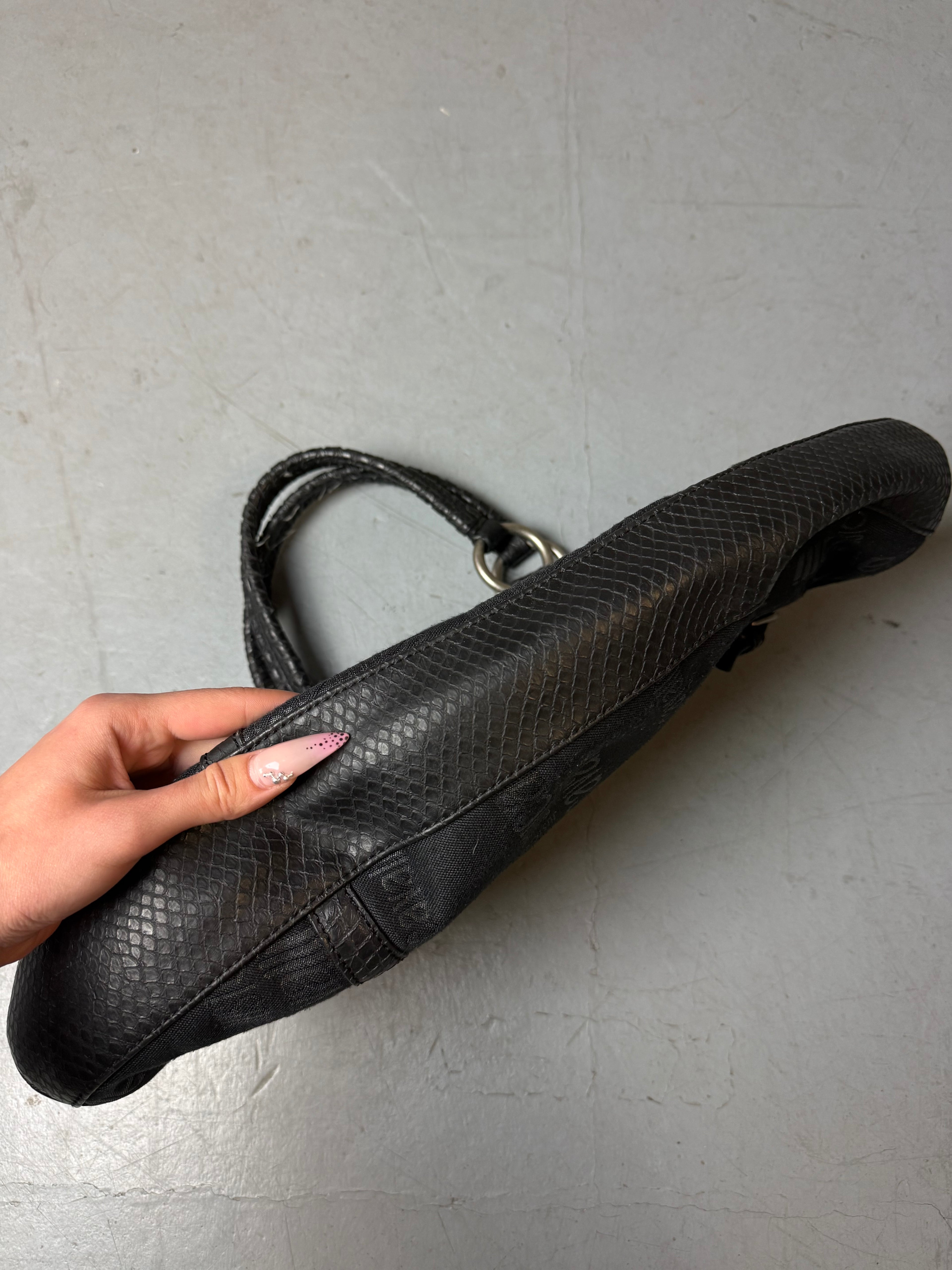 Detailbild von einer Vintage Just Cavalli Y2K Black Shoulder Bag von Taschenunterseite