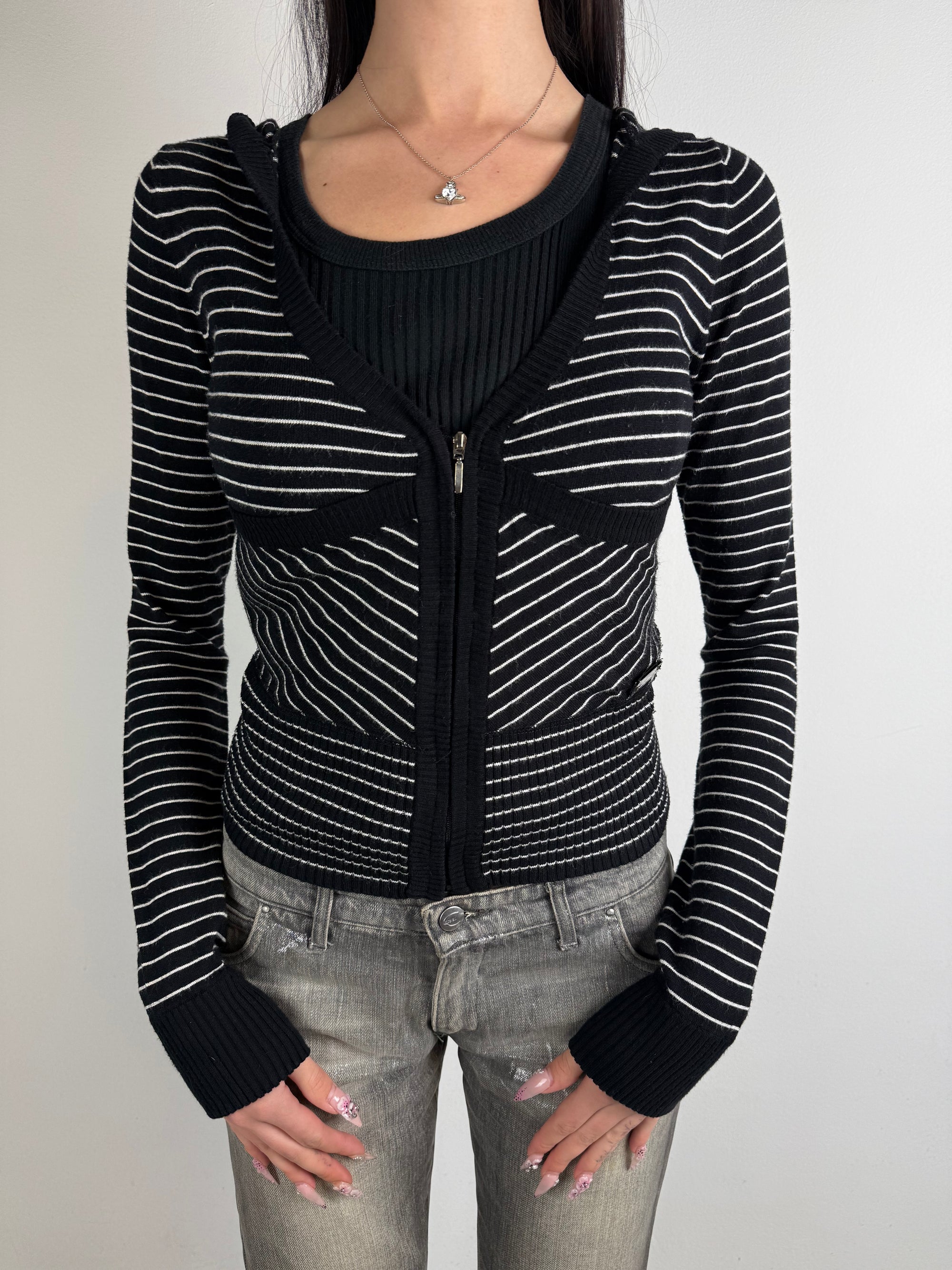 Ein schwarz weiß gestreifter zip hoodie slimfit mit tiefem Ausschnitt y2k vintage