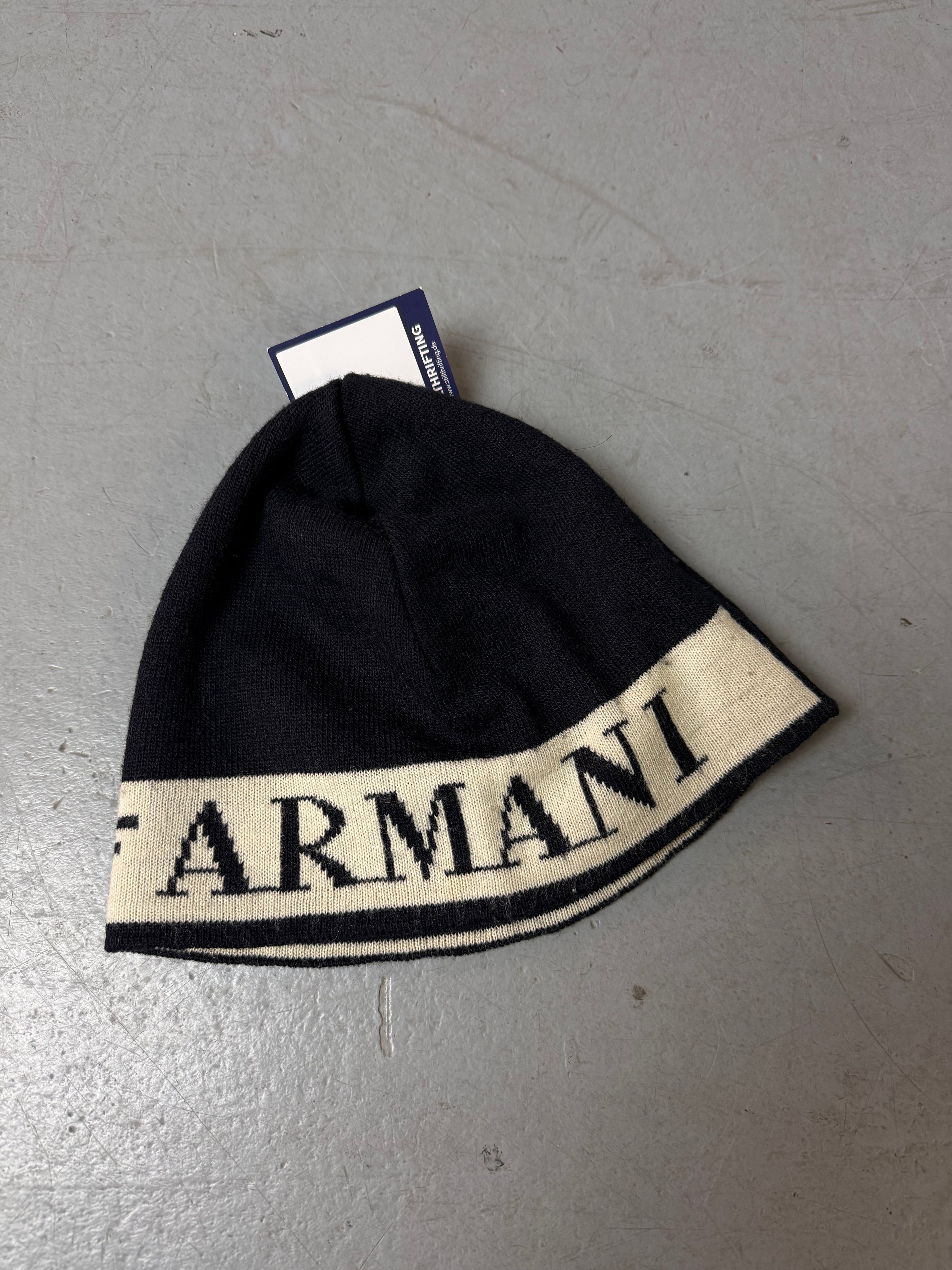 Eine blau weiße Armani beanie mit Logo Print 
