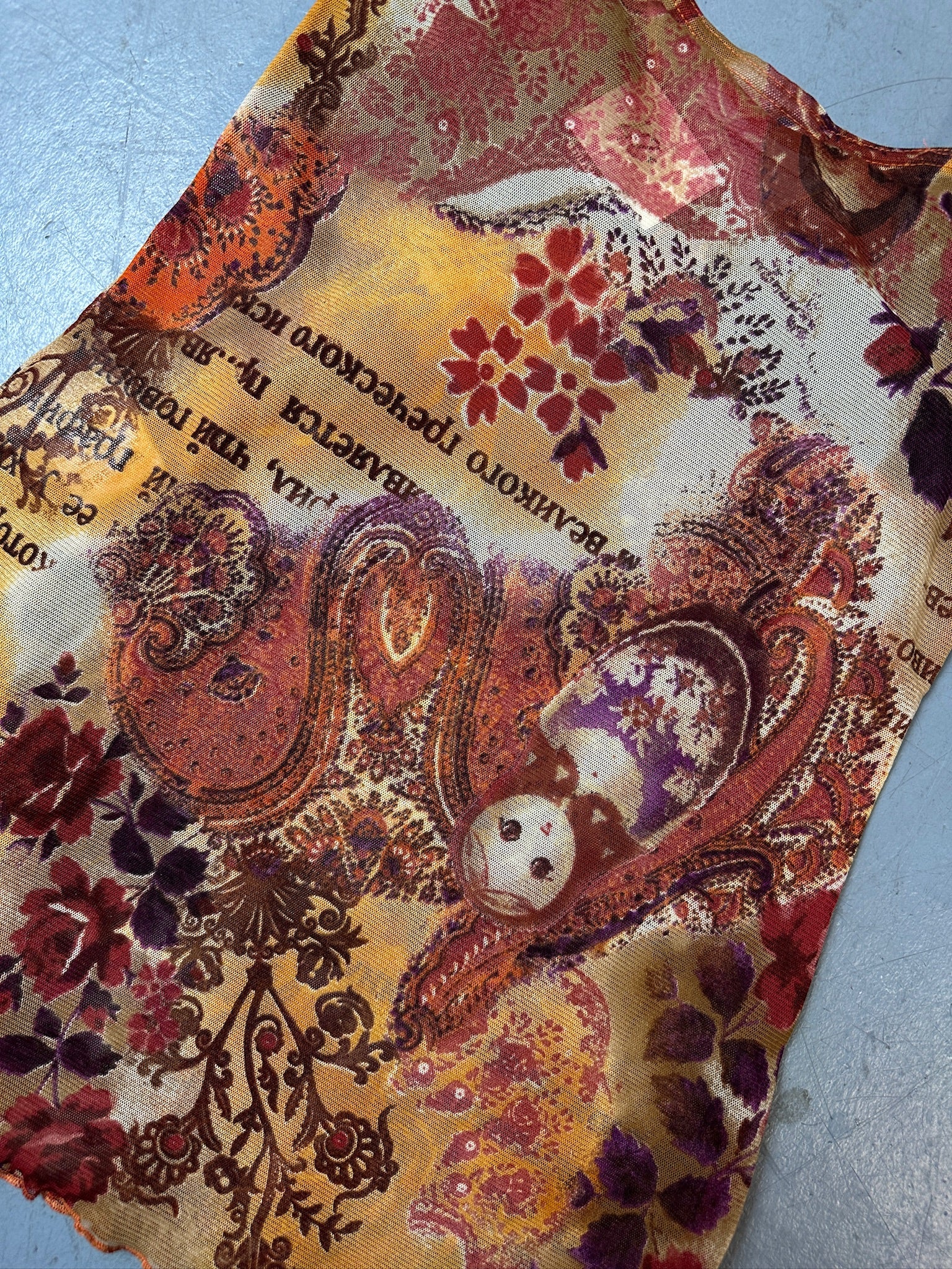 Detailbild von Vintage Orange Flower Printed Mesh Top von hinten