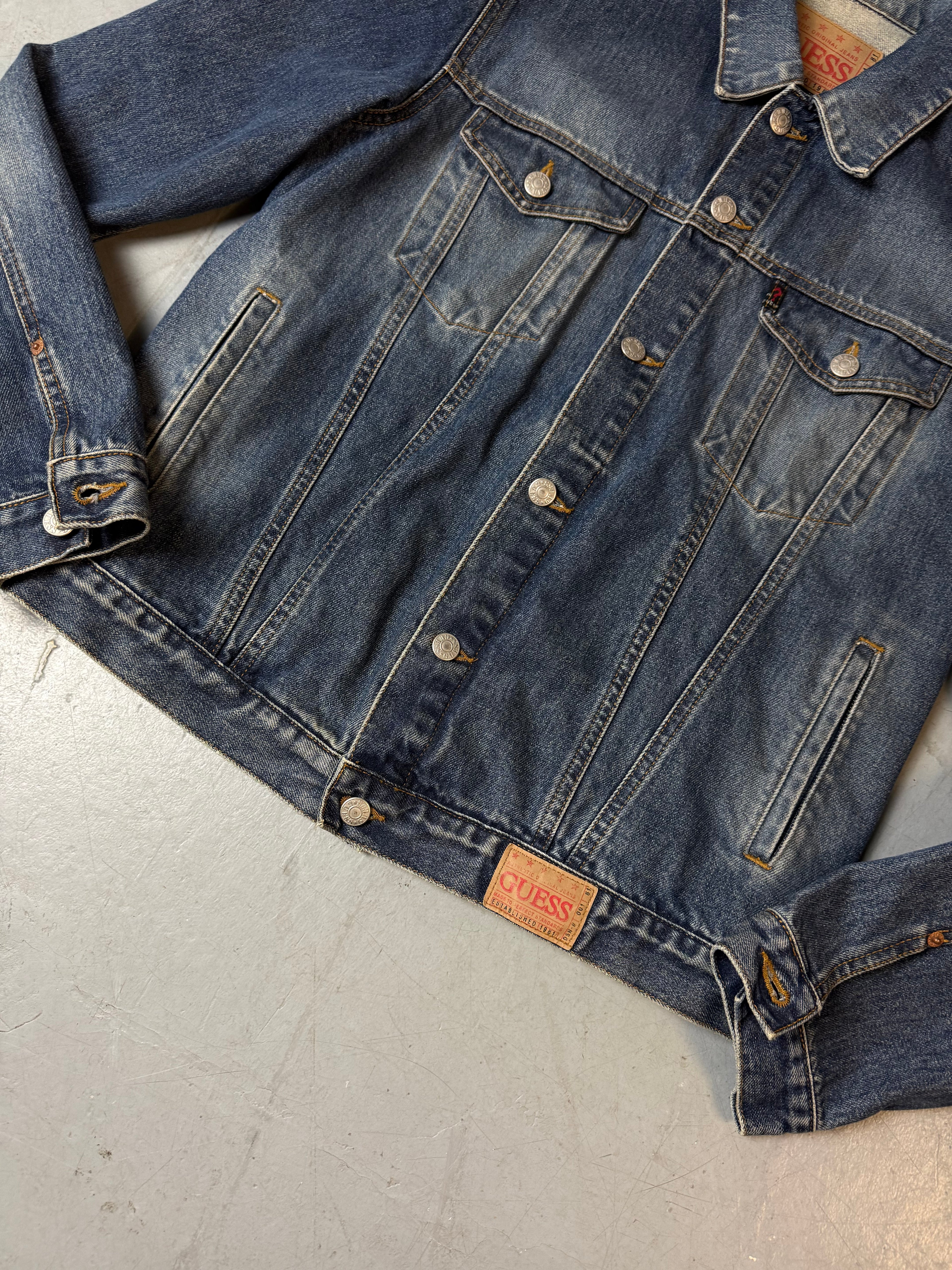 Detailliertes Produktbild von Vintage Guess Denim Jacket M/L von vorne