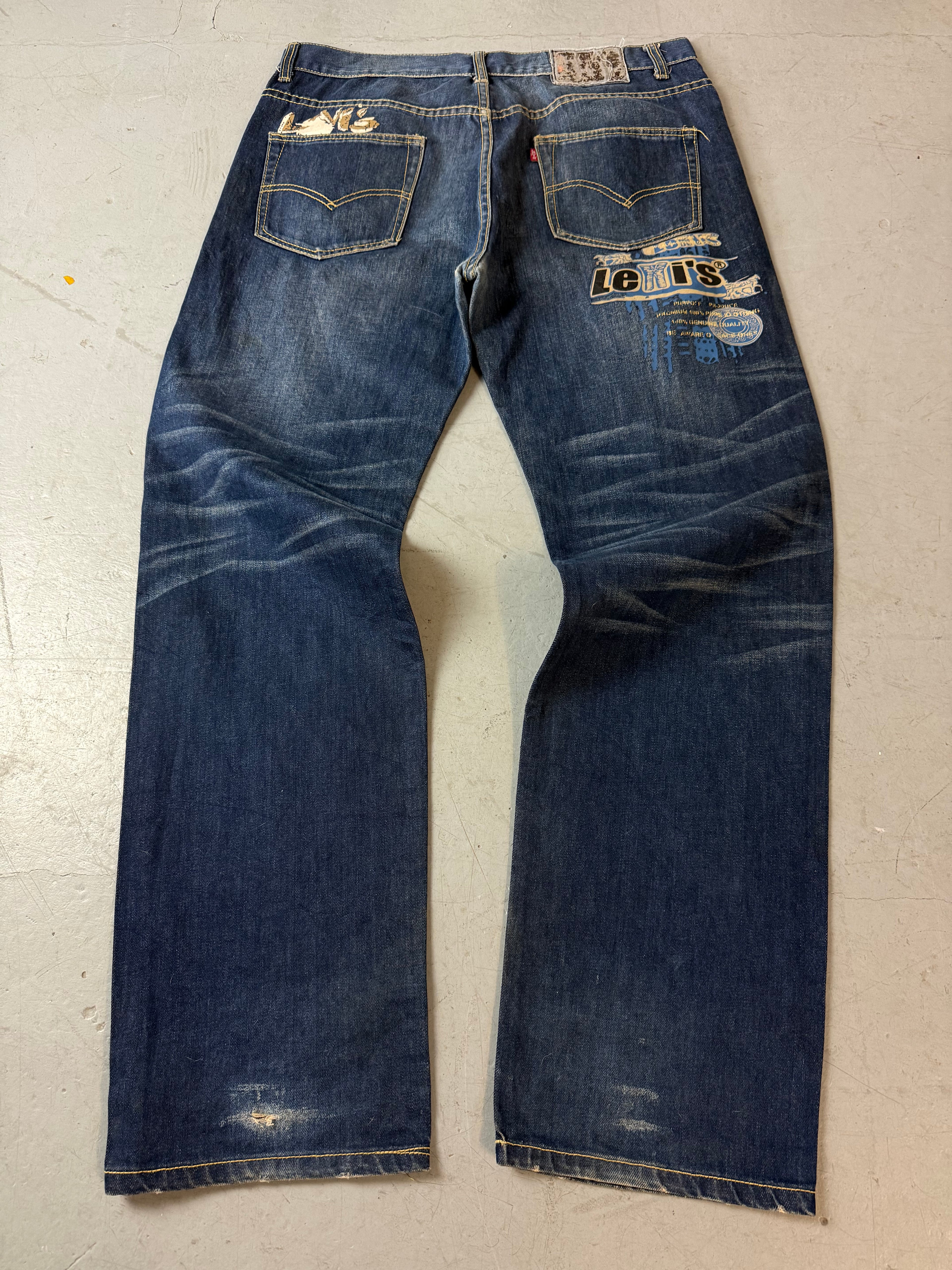 Vintage Levis Dark Blue Baggy Denim with Backprint für Herren. Y2K Second Hand 2000s Fashion