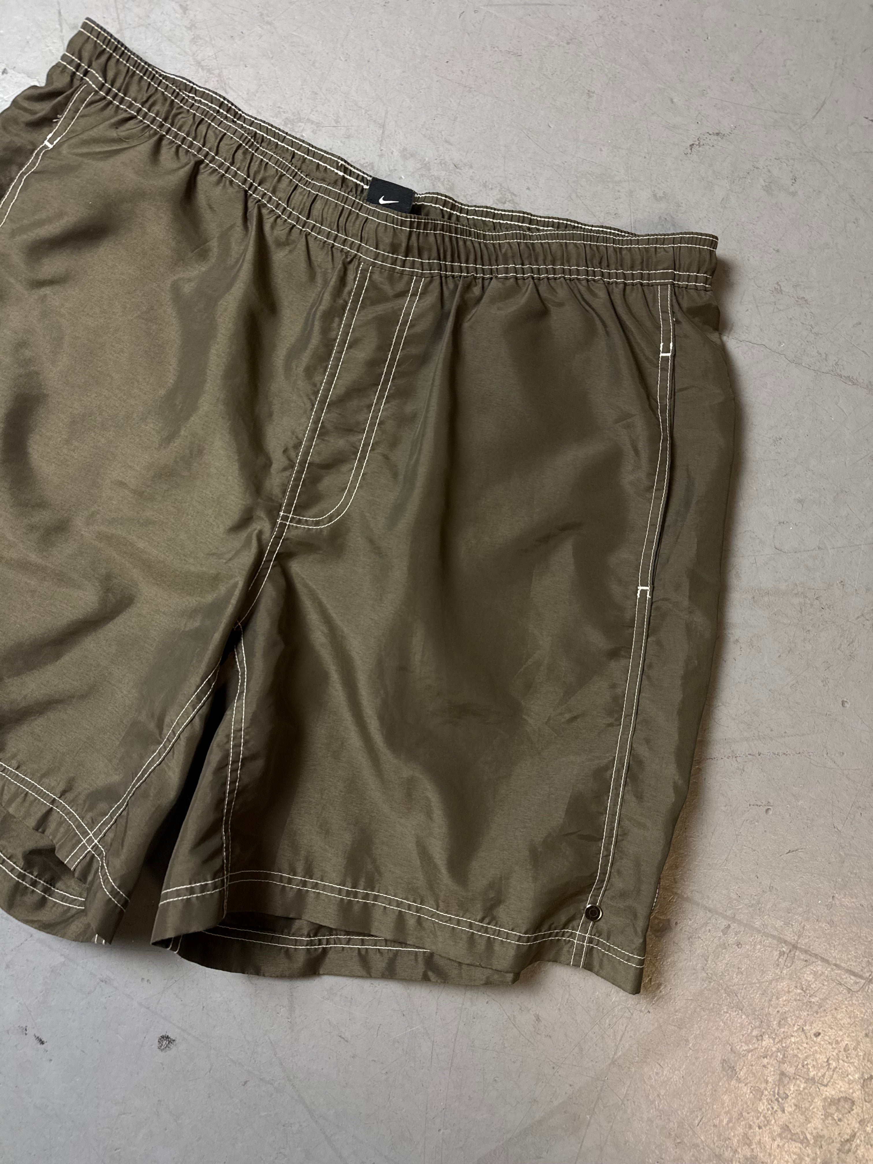 Detailbild von einer Vintage Nike VB Khaki Sport/Swim Shorts von vorne