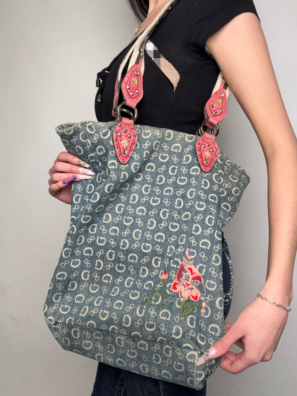 Tragebild von einer Vintage CNTY BAGS Guess Denim Tote Bag with Pink Details 