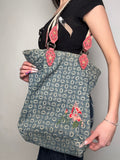 Tragebild von einer Vintage CNTY BAGS Guess Denim Tote Bag with Pink Details 